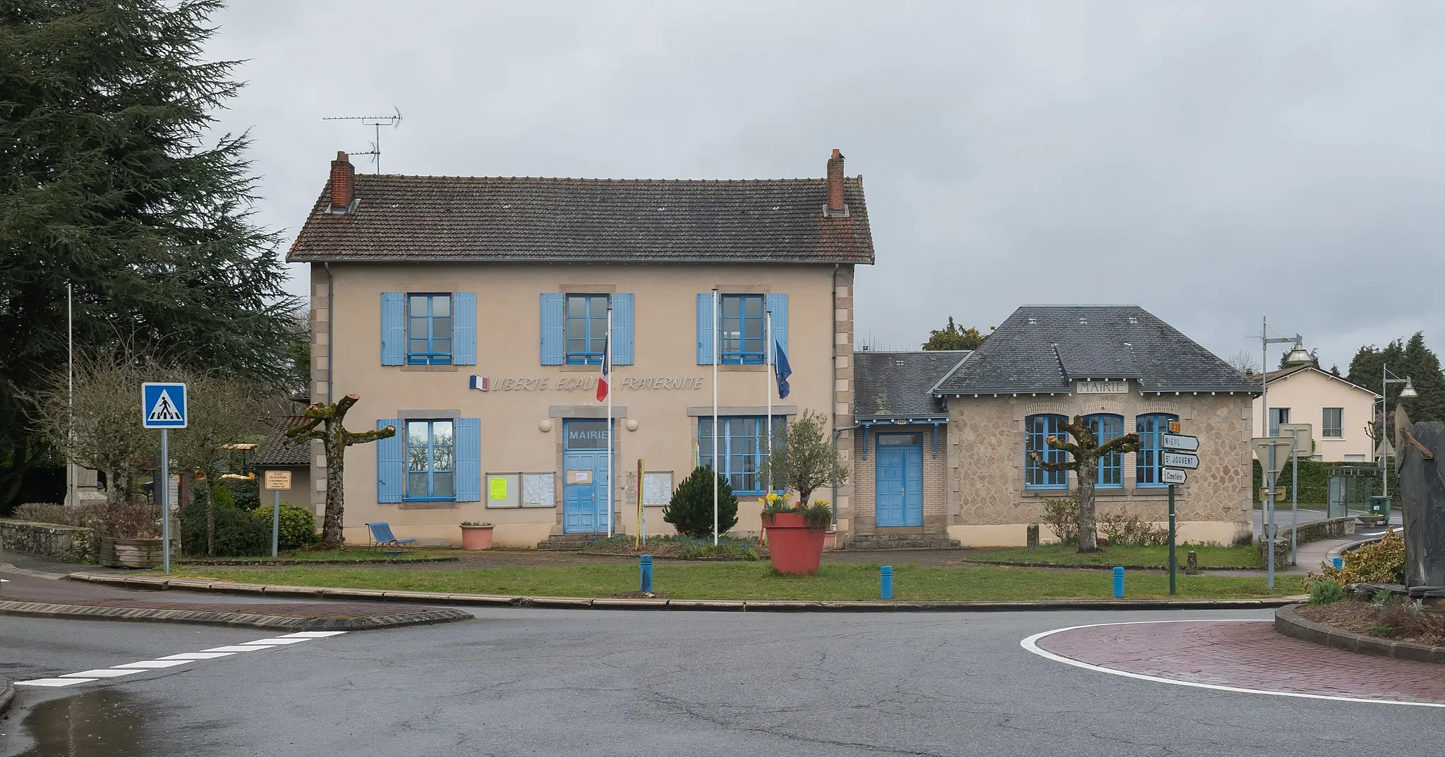 Photo showing: Town hall of Chaptelat, Haute-Vienne, France