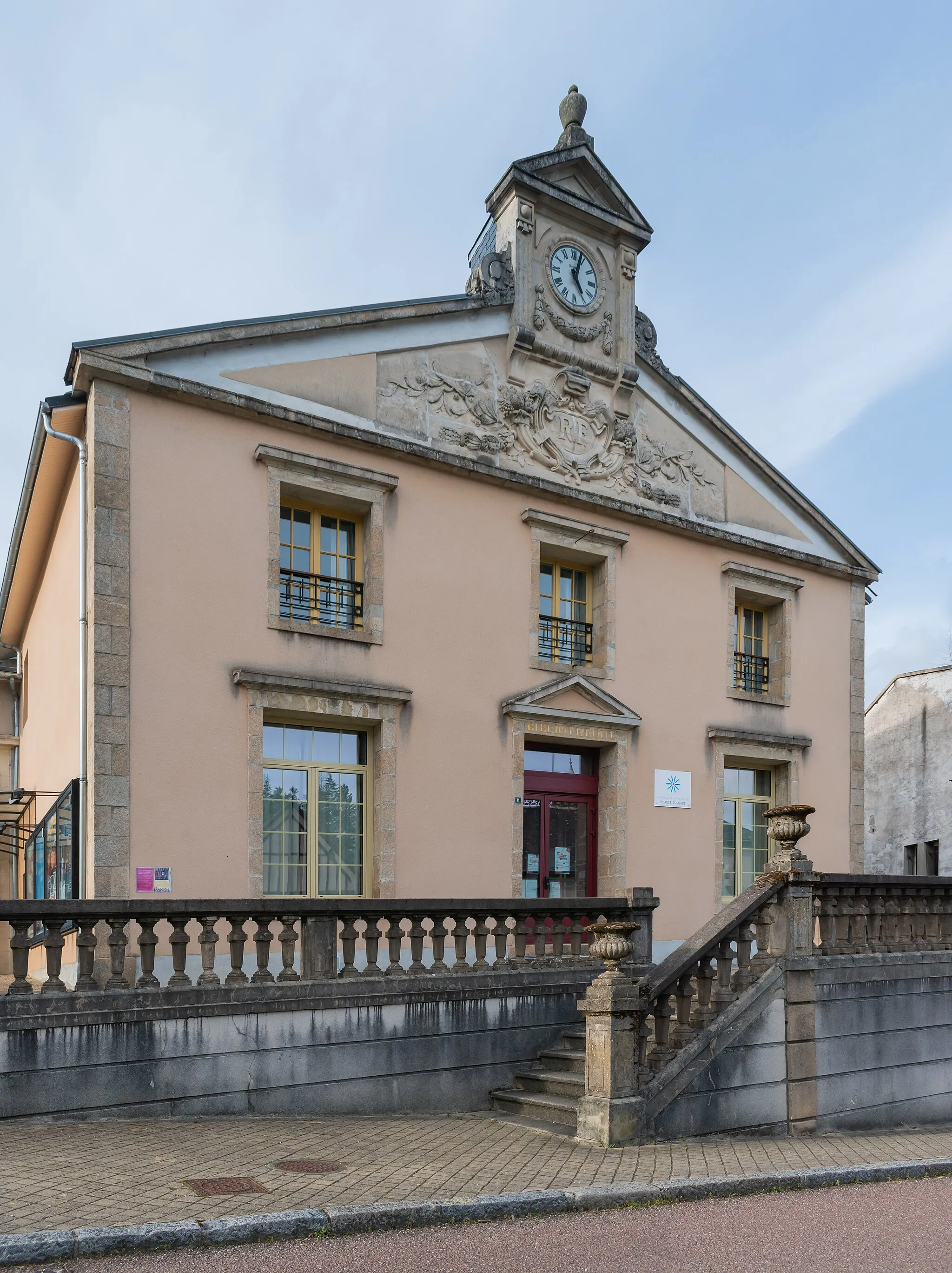 Photo showing: Building at 11 rue Firmin Tarrade in Châteauneuf-la-Forêt, Haute-Vienne, France