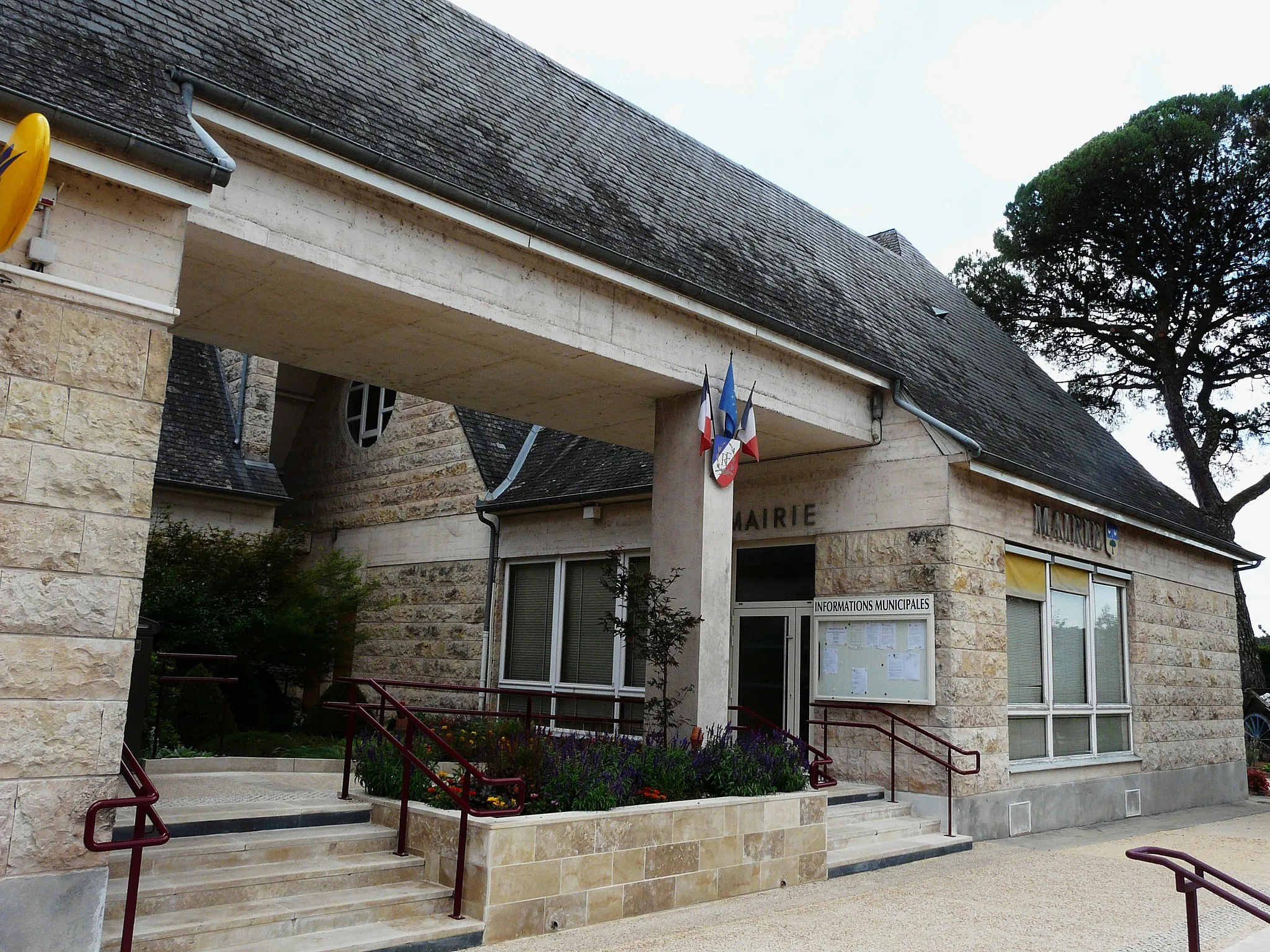 Photo showing: La mairie de Cublac, Corrèze, France