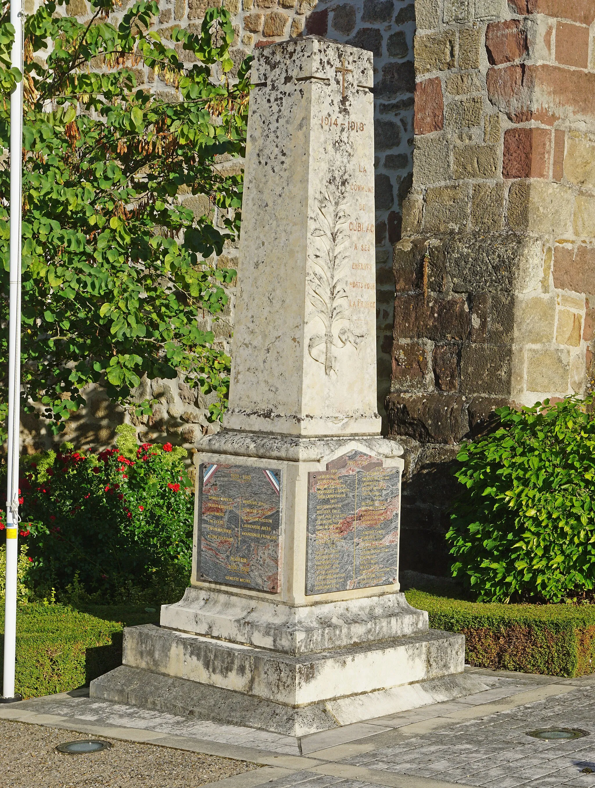 Photo showing: Le monument aux morts de Cublac, Corrèze, France.