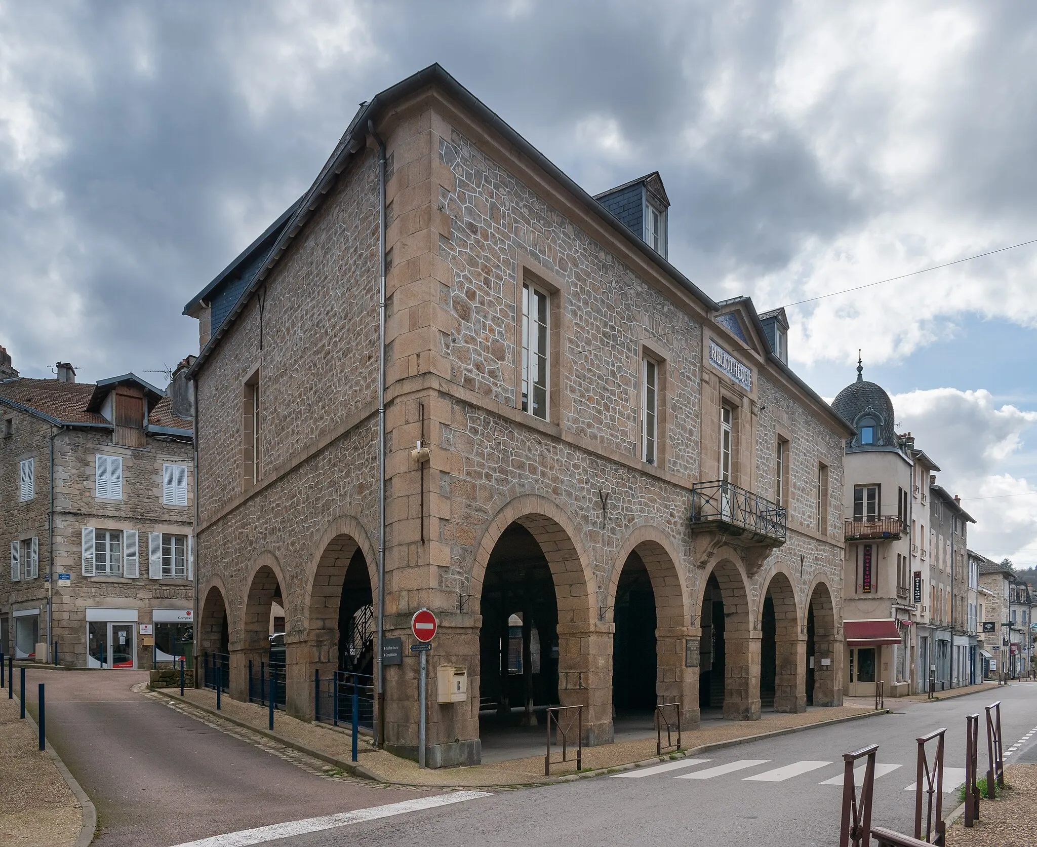 Photo showing: Building at 3 avenue de la Paix in Eymoutiers, Haute-Vienne, France