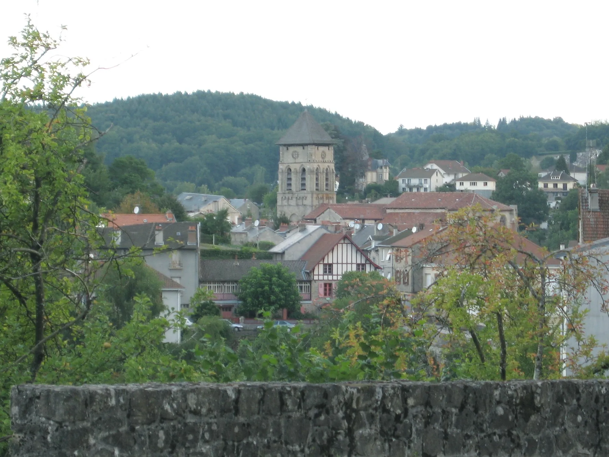 Photo showing: Vue sur le clocher de l'église d'Eymoutiers