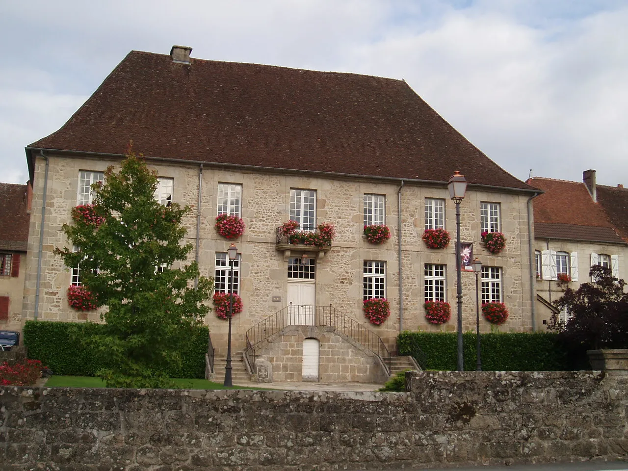 Photo showing: City hall of Felletin