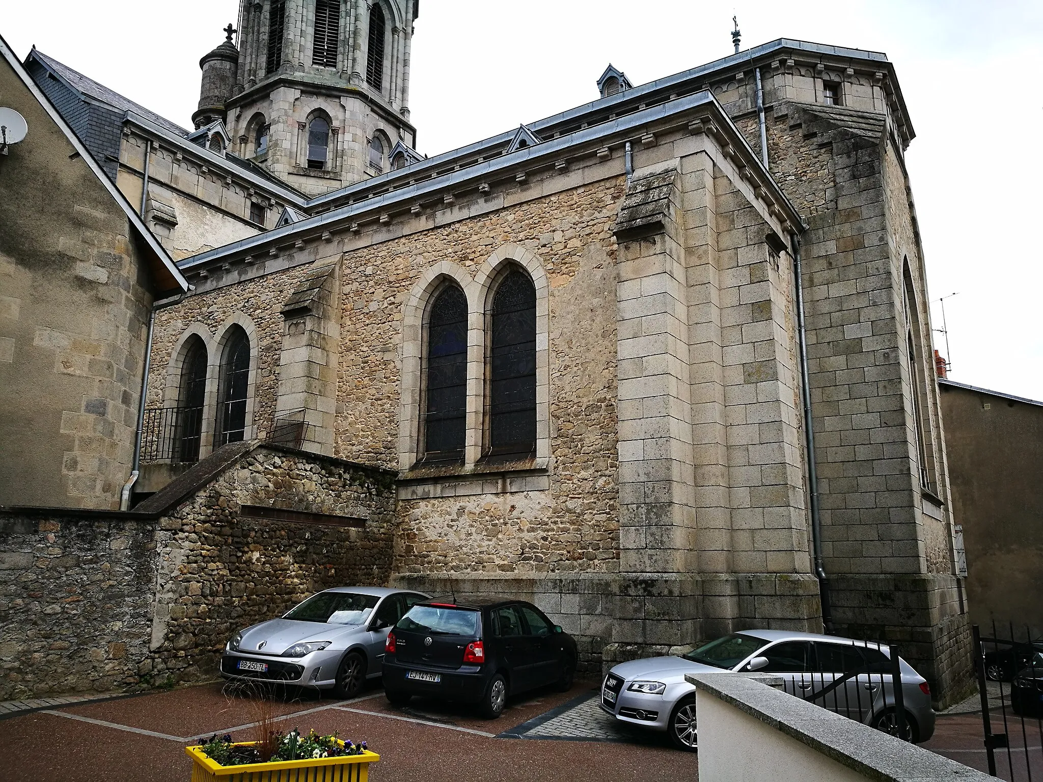 Photo showing: Arrière du corps principal de l'Église Saint-Pierre-et-Saint-Paul depuis la rue du Four, à Guéret, Creuse, France.