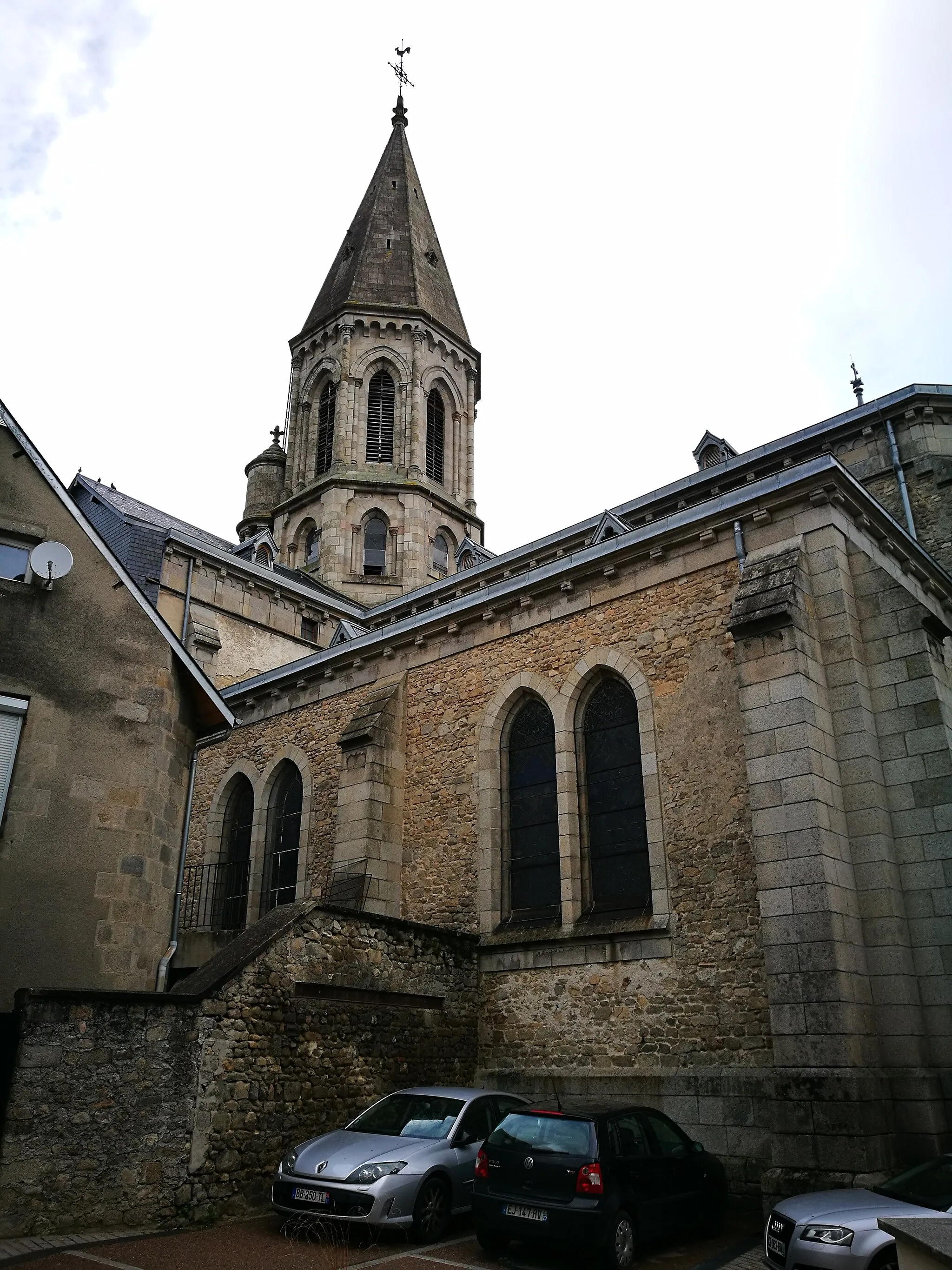 Photo showing: Arrière du corps principal et flèche de l'Église Saint-Pierre-et-Saint-Paul depuis la rue du Four, à Guéret, Creuse, France.