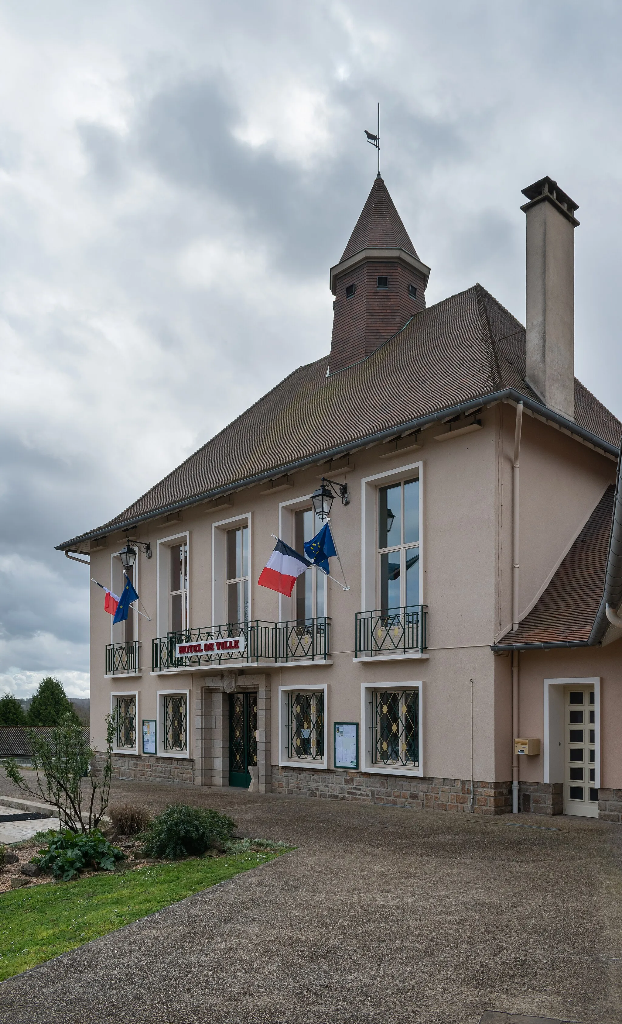 Photo showing: Town hall of Magnac-Laval, Haute-Vienne, France