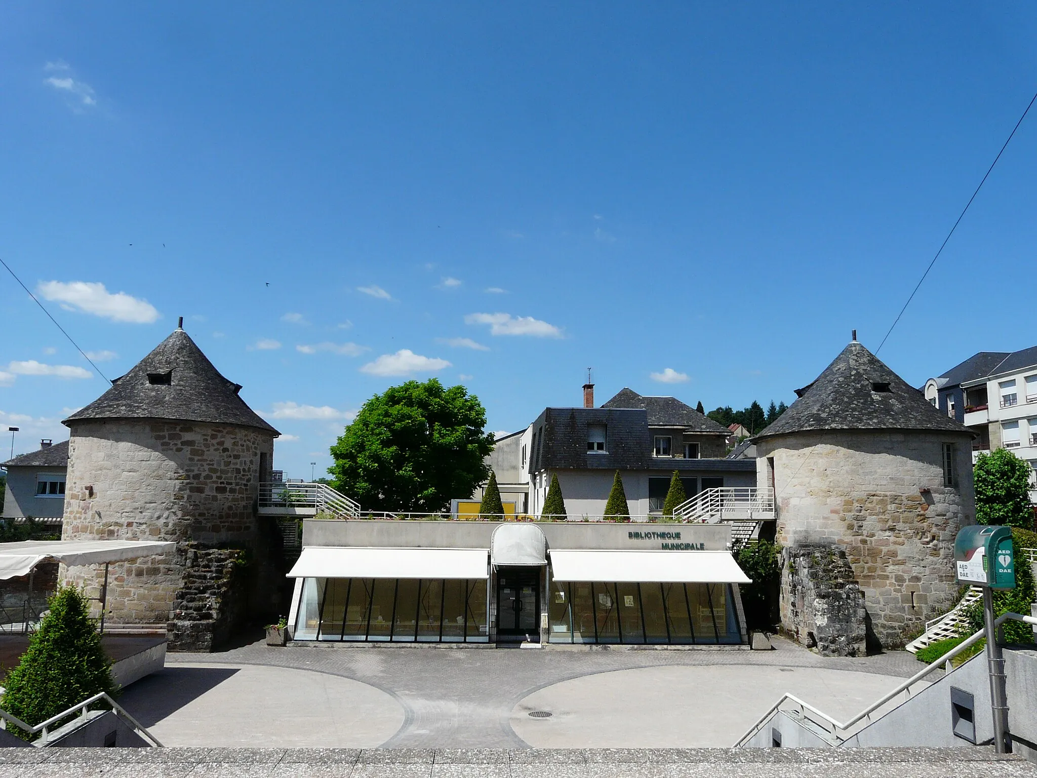 Photo showing: De part et d'autre de la bibliothèque municipale, les deux tours subsistantes du château de Breniges, Malemort-sur-Corrèze, Corrèze, France.