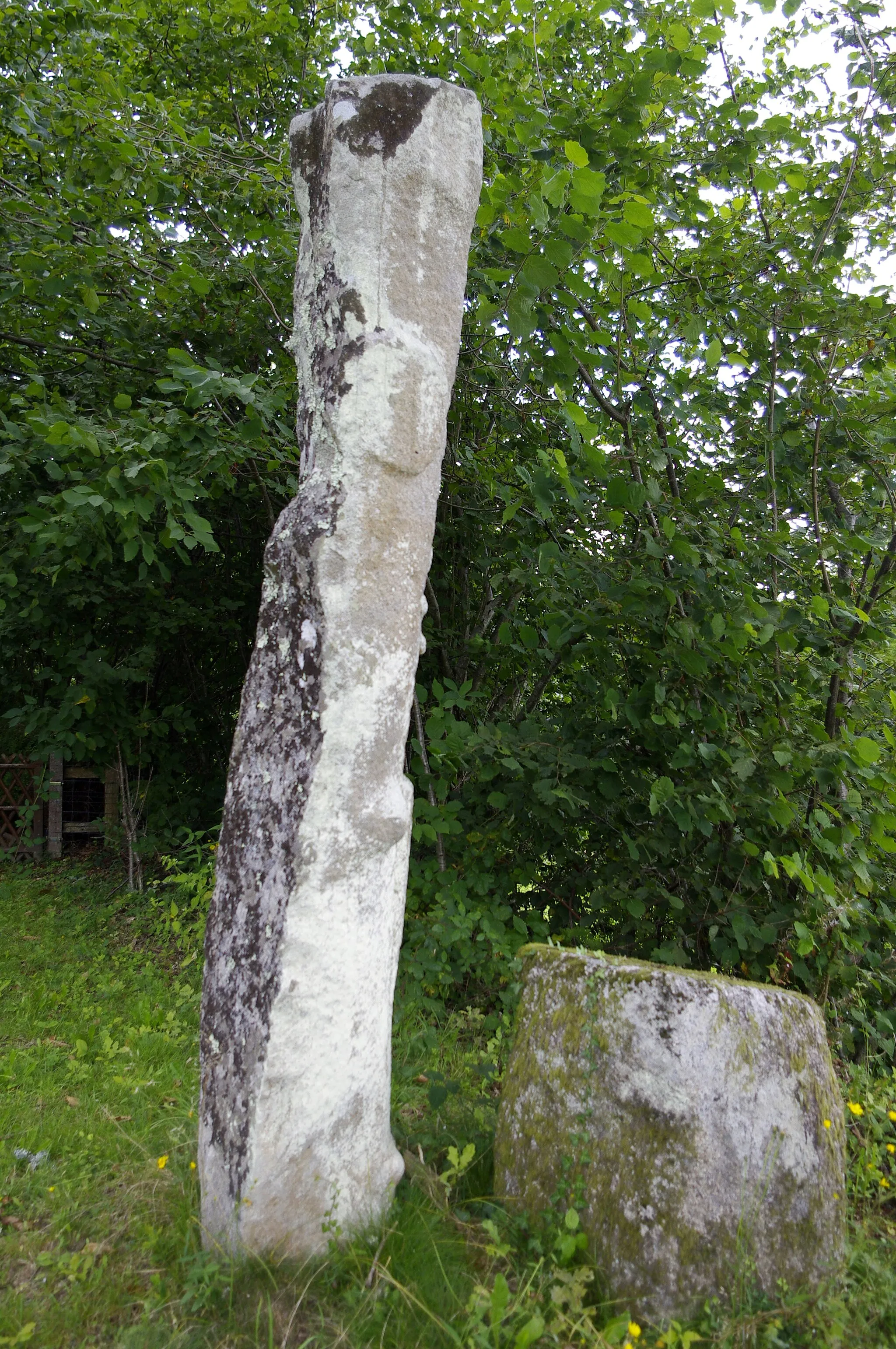 Photo showing: Menhir de la Croix Parot à Nantiat, Haute Vienne, France.