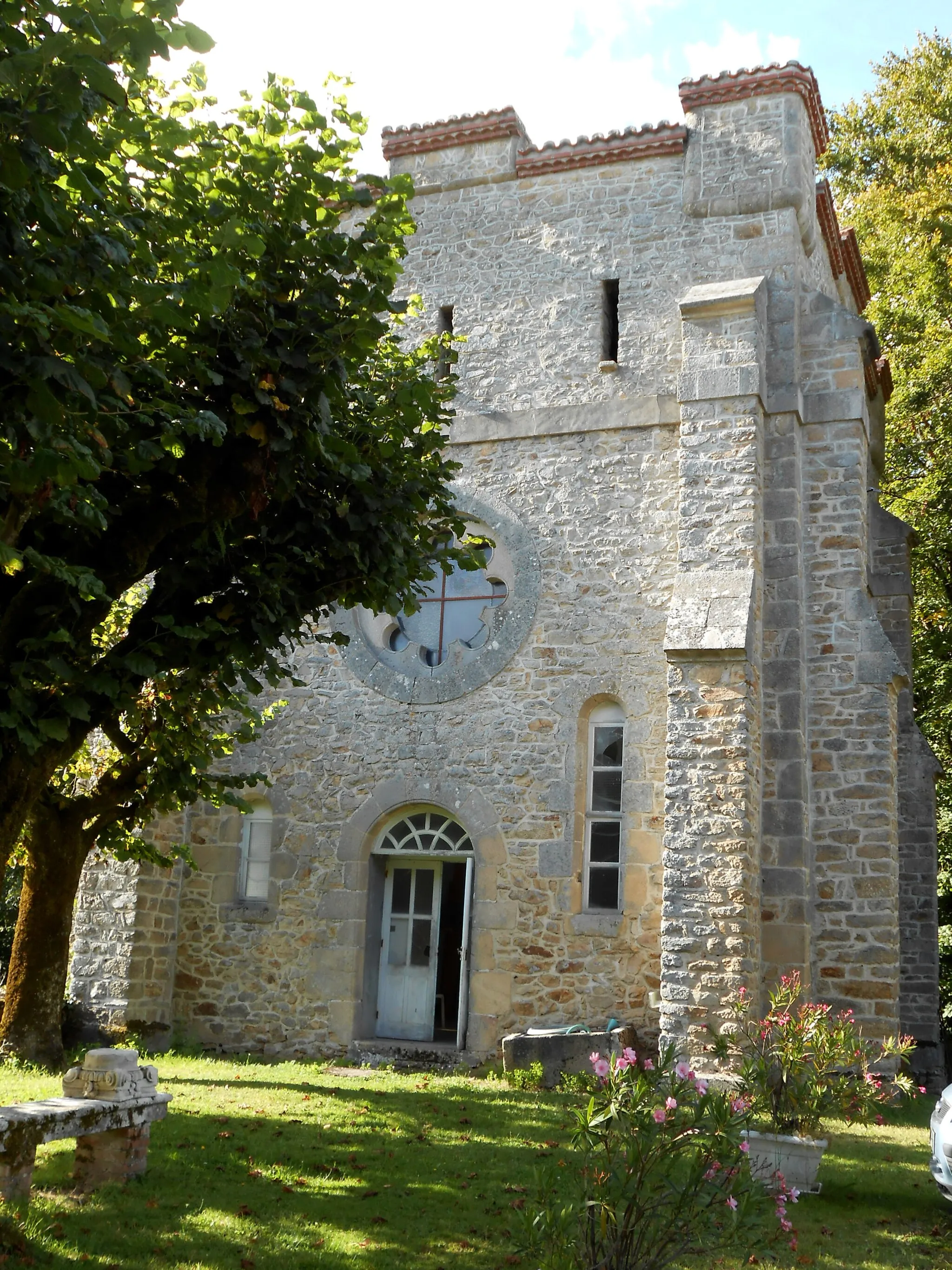 Photo showing: Château de Les Lèzes, Nantiat, Haute Vienne, France.
