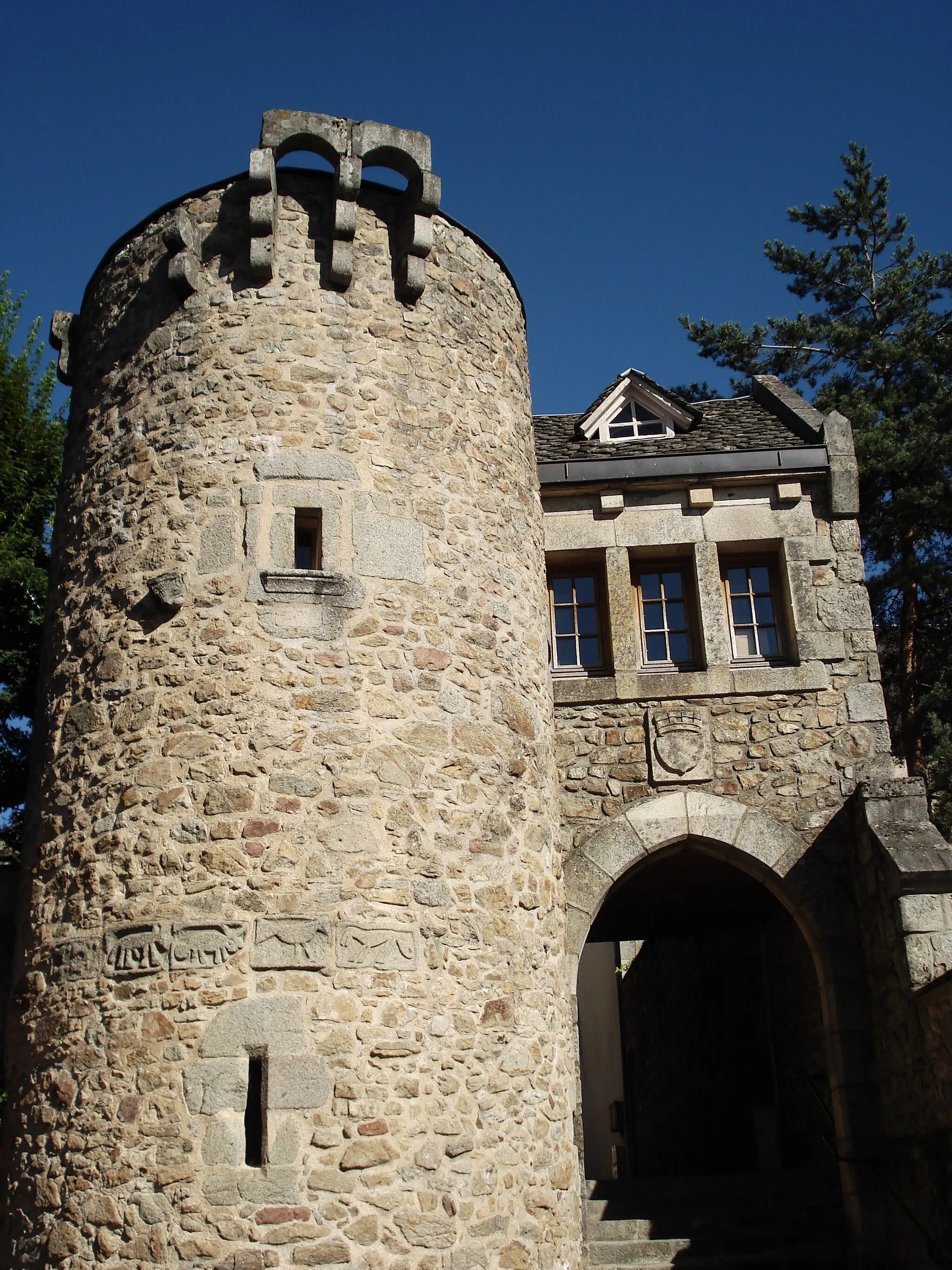 Photo showing: Neuvic en Corrèze : la Tour des 5 pierres