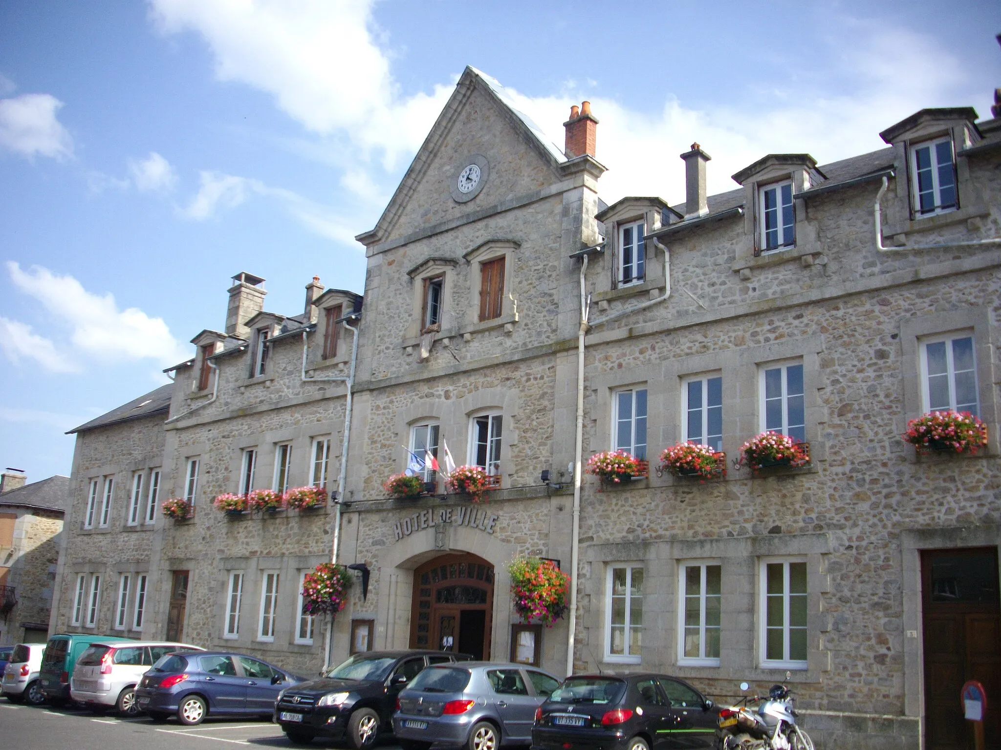 Photo showing: Town hall of Neuvic (Corrèze, France)
