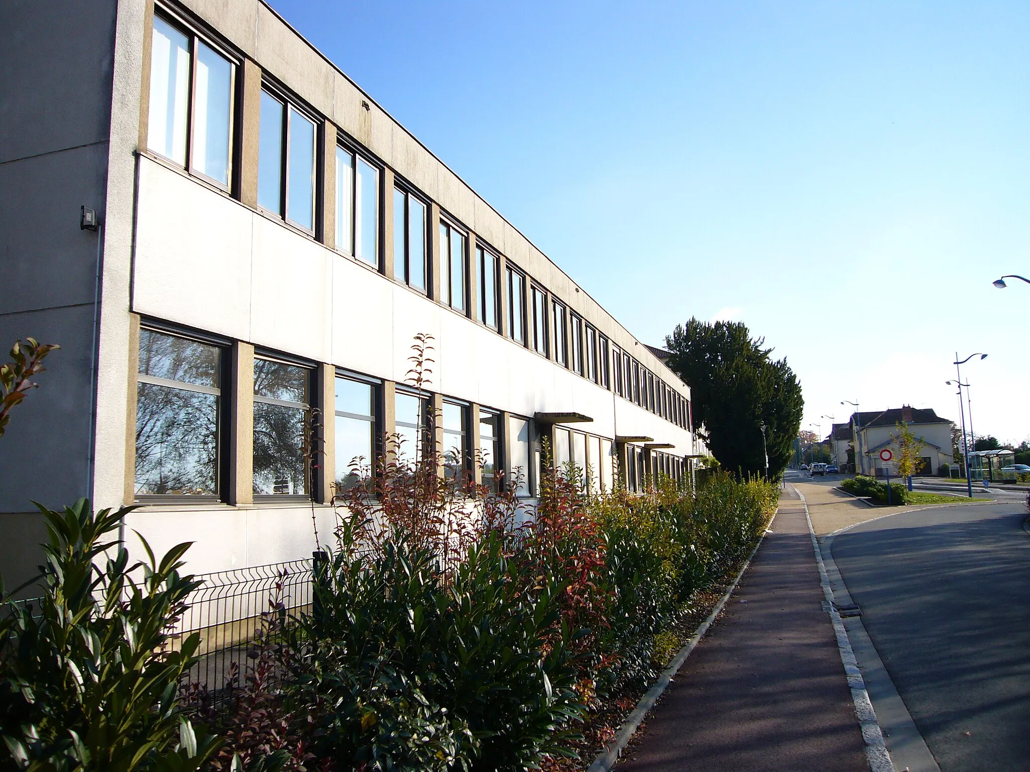 Photo showing: L'école élémentaire de Panazol et l'avenue Jean Jaurès (87, France)