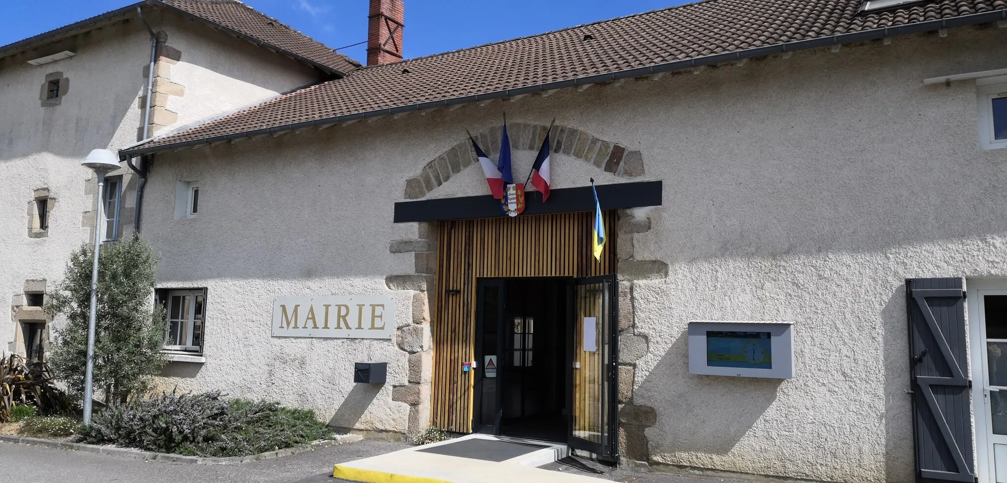 Photo showing: Voici une photo représentant la mairie de Rilhac-rancon (photo de 2022)