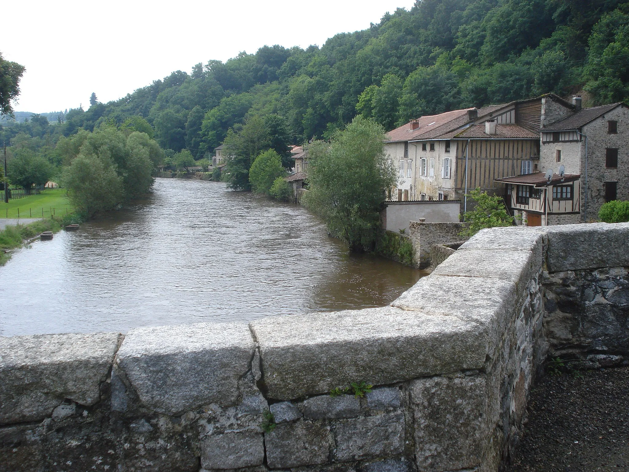 Photo showing: Vienne river at Pont-de-Noblat, municipality of Saint-Léonard-de-Noblat (Haute-Vienne, Fr). Old houses with timber framing.