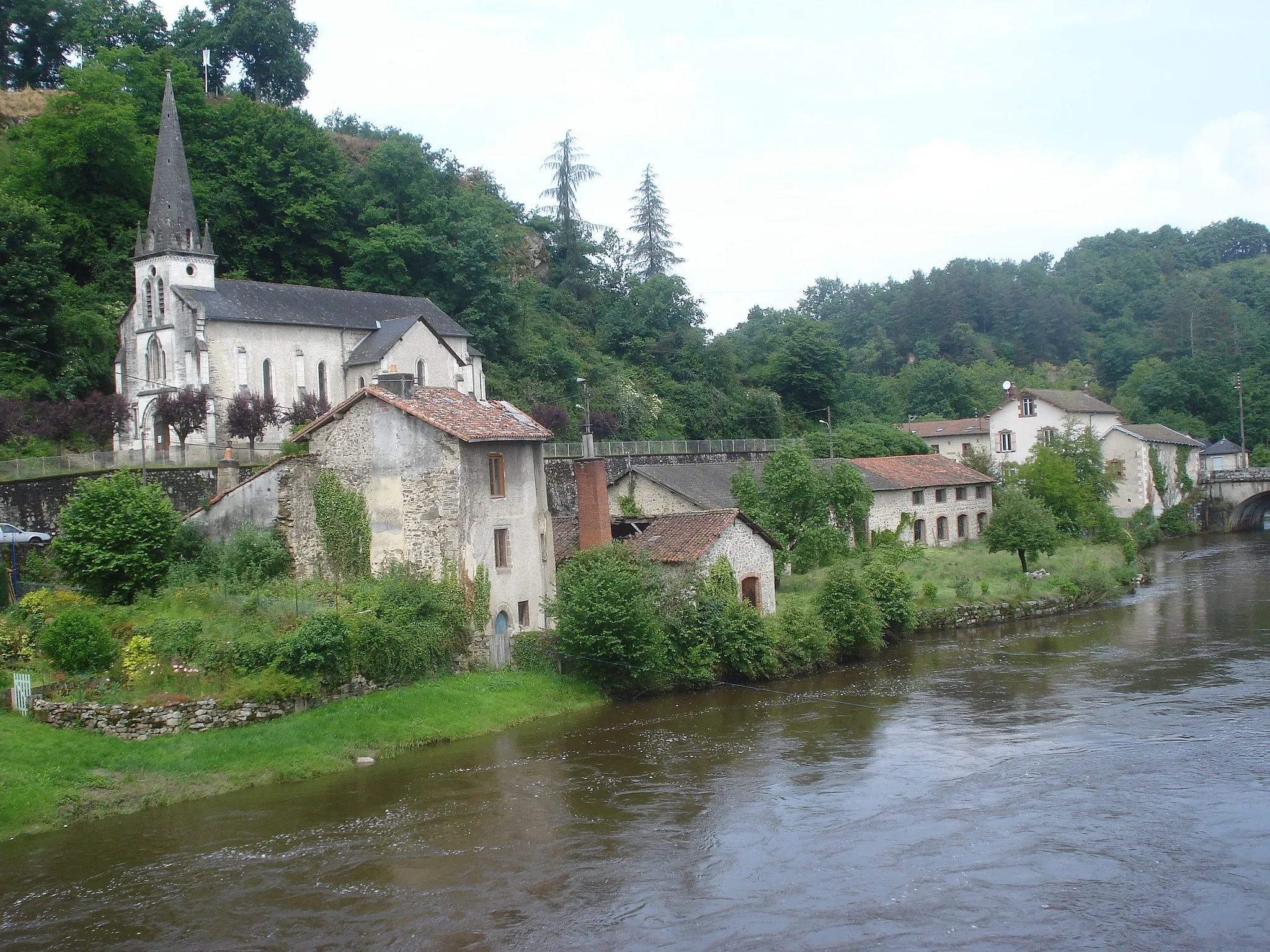 Photo showing: Vienne river and church Pont-de-Noblat (Haute-Vienne, Fr).