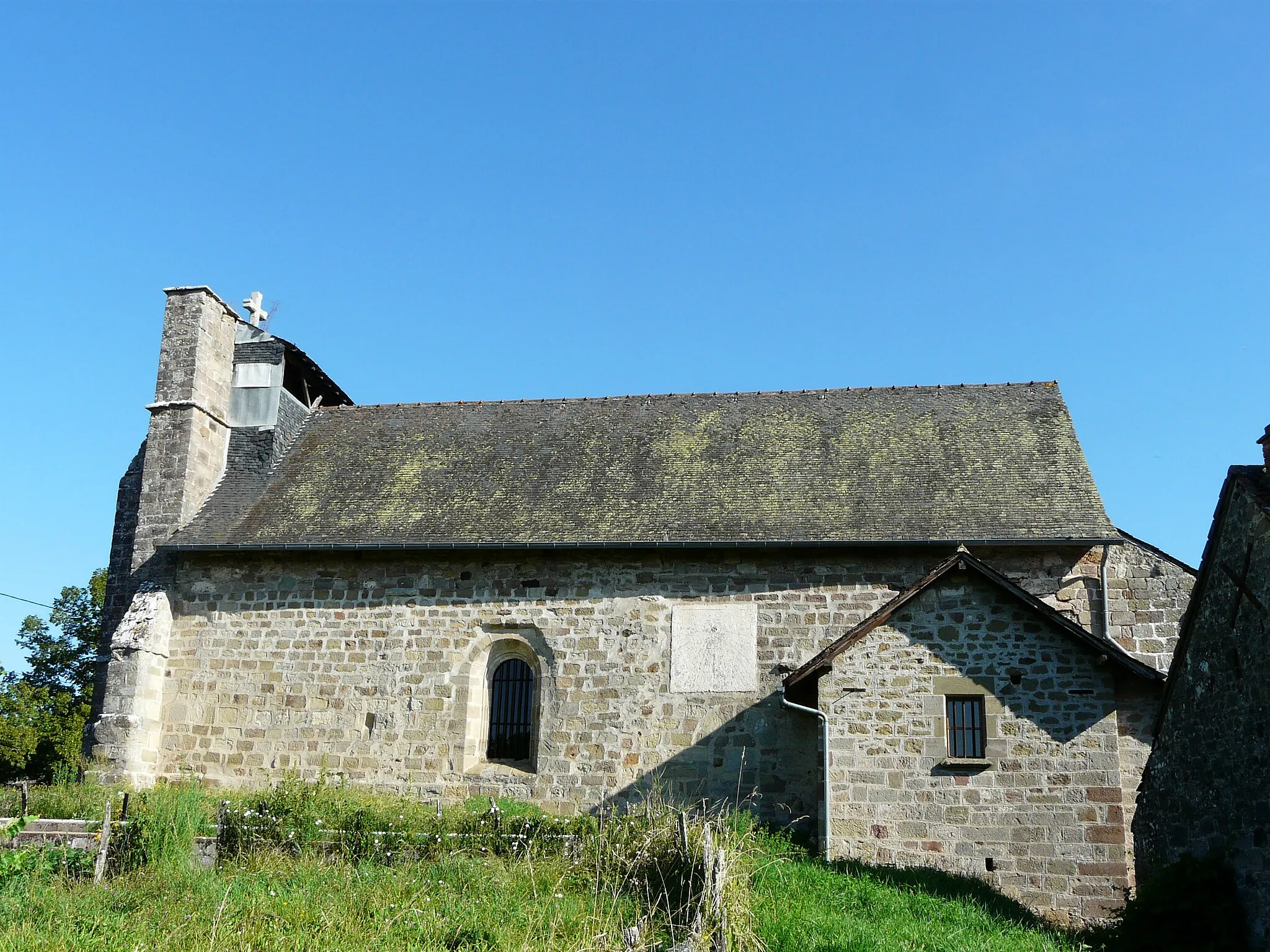 Photo showing: Le côté sud de l'église Notre-Dame-de-la-Nativité, La Feuillade, Dordogne, France.