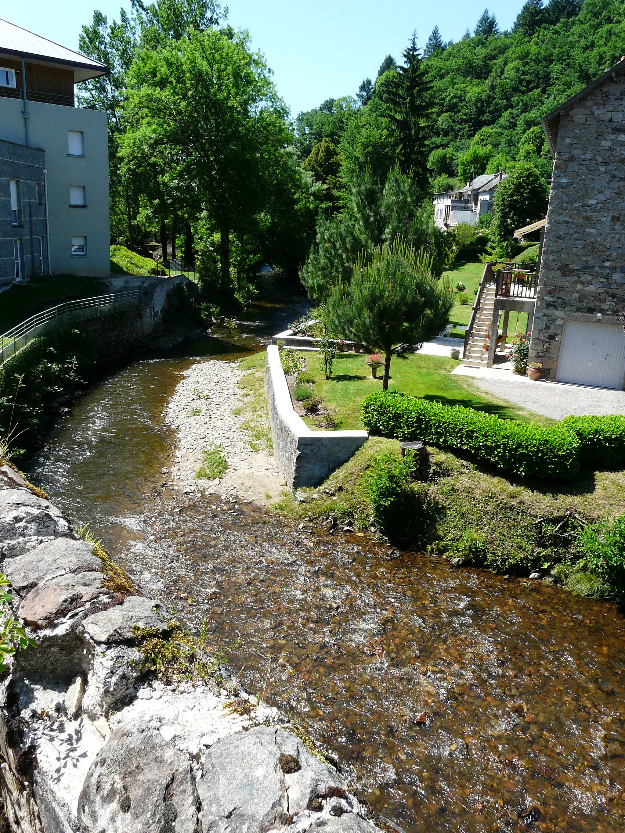 Photo showing: La Saint-Bonnette en aval du pont de la route nationale 120, à Laguenne, Corrèze, France