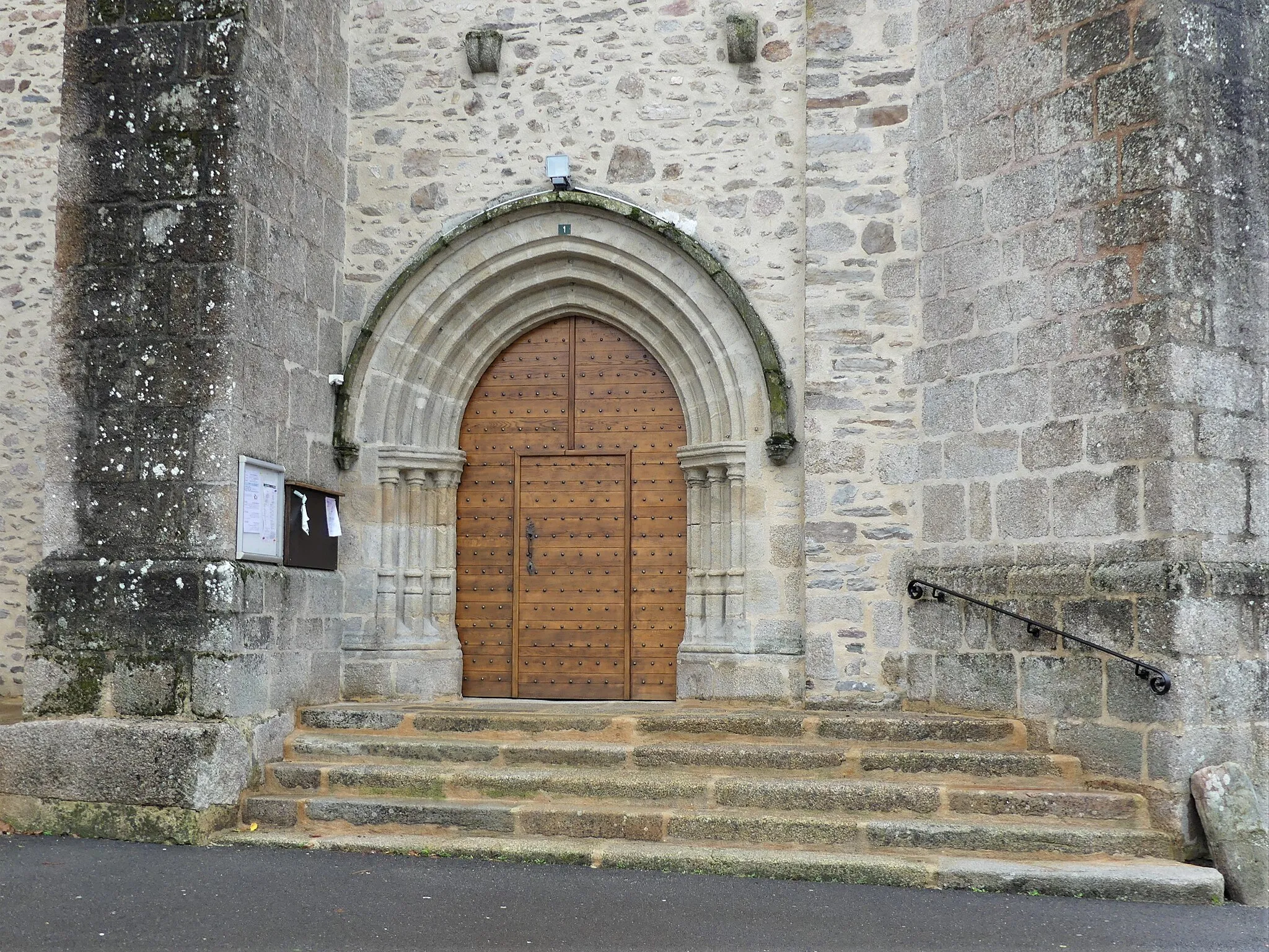 Photo showing: Le portail de l'église de Séreilhac, Haute-Vienne, France.