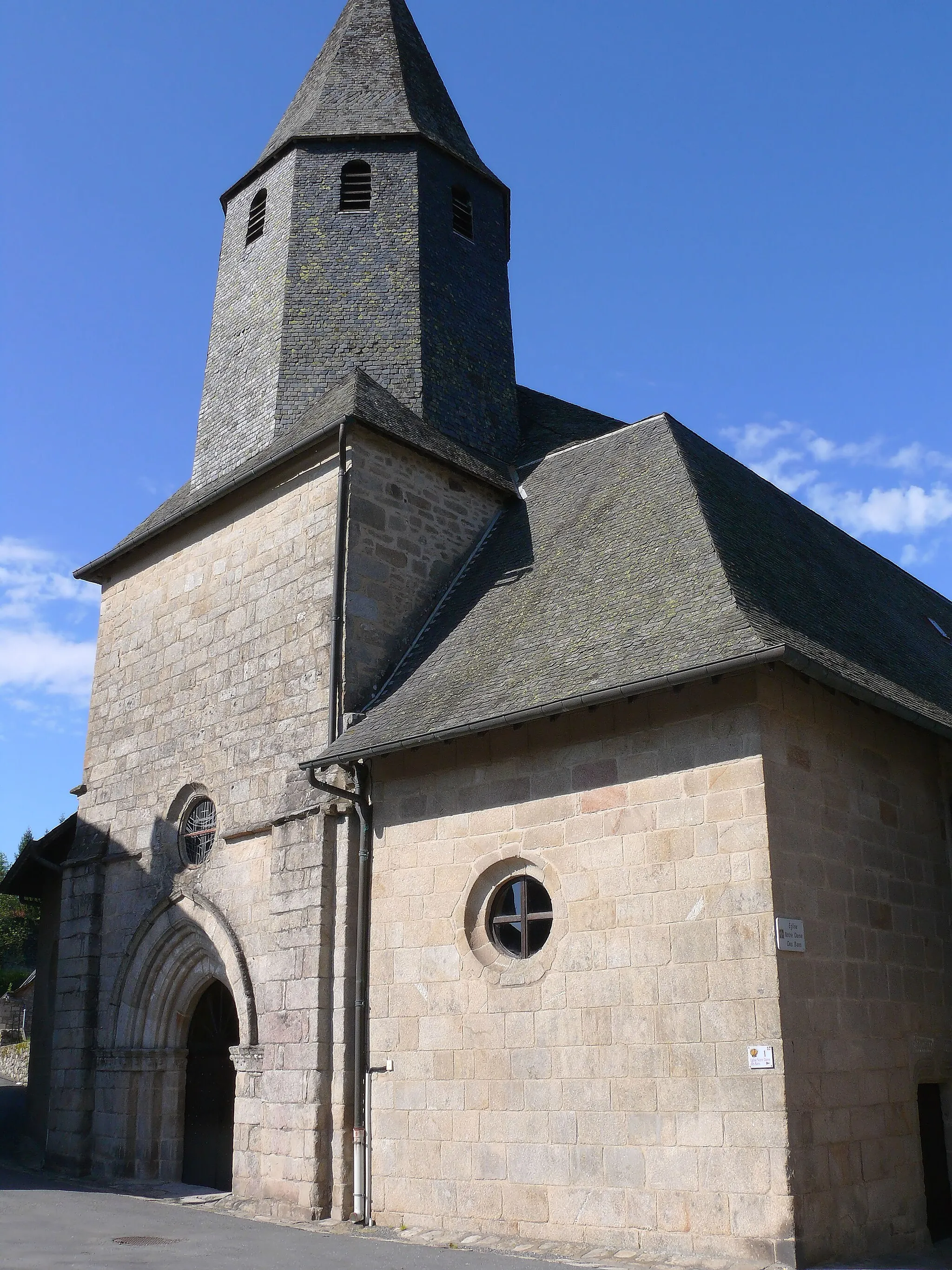 Photo showing: Treignac - Église Notre-Dame-des-Bans - Façade sur la place