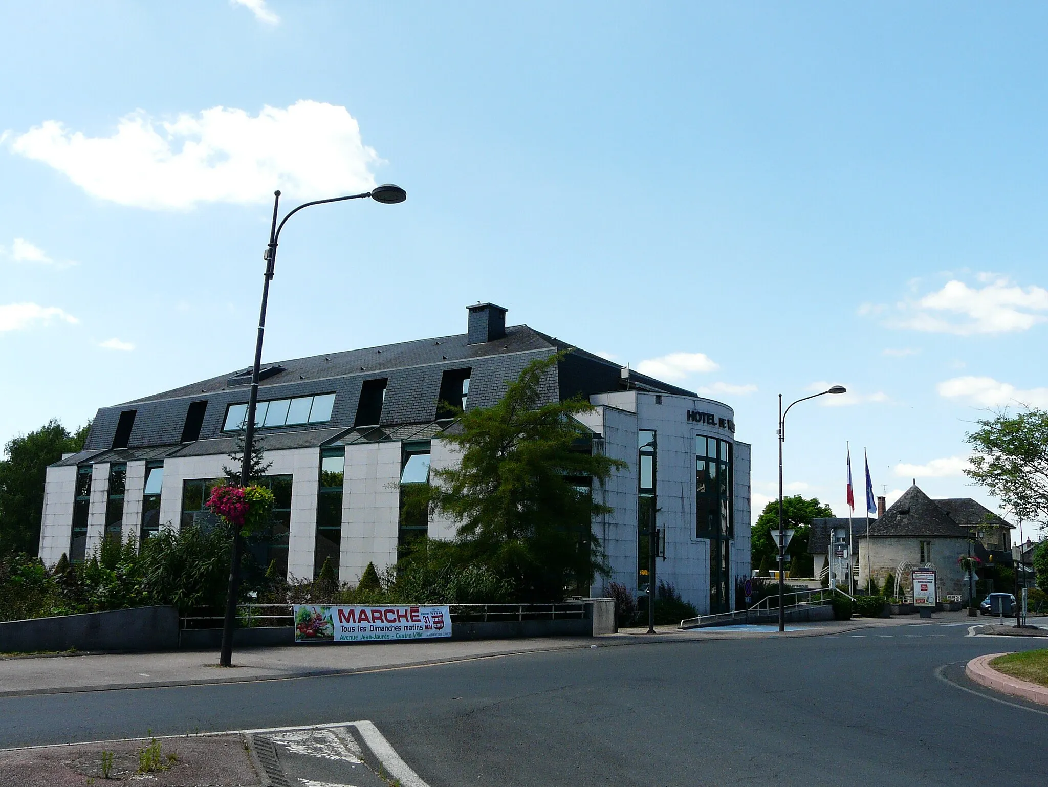 Photo showing: L'hôtel de ville de Malemort-sur-Corrèze, Corrèze, France. Sur sa droite, l'une des deux tours du château de Breniges.