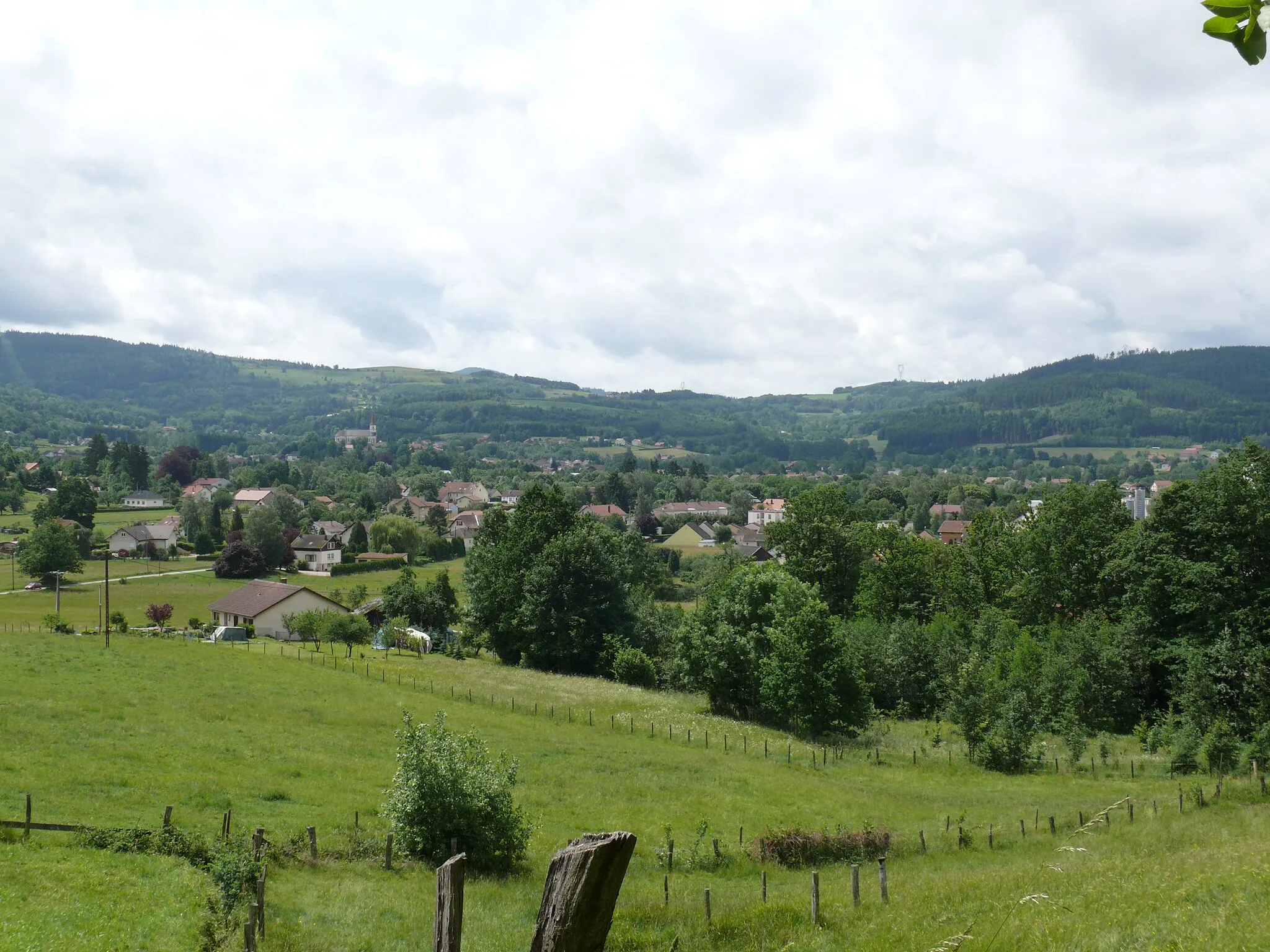 Photo showing: View of Anould (Vosges, France), seen from Rue des Six Sapins in the hamlet of Venchères.