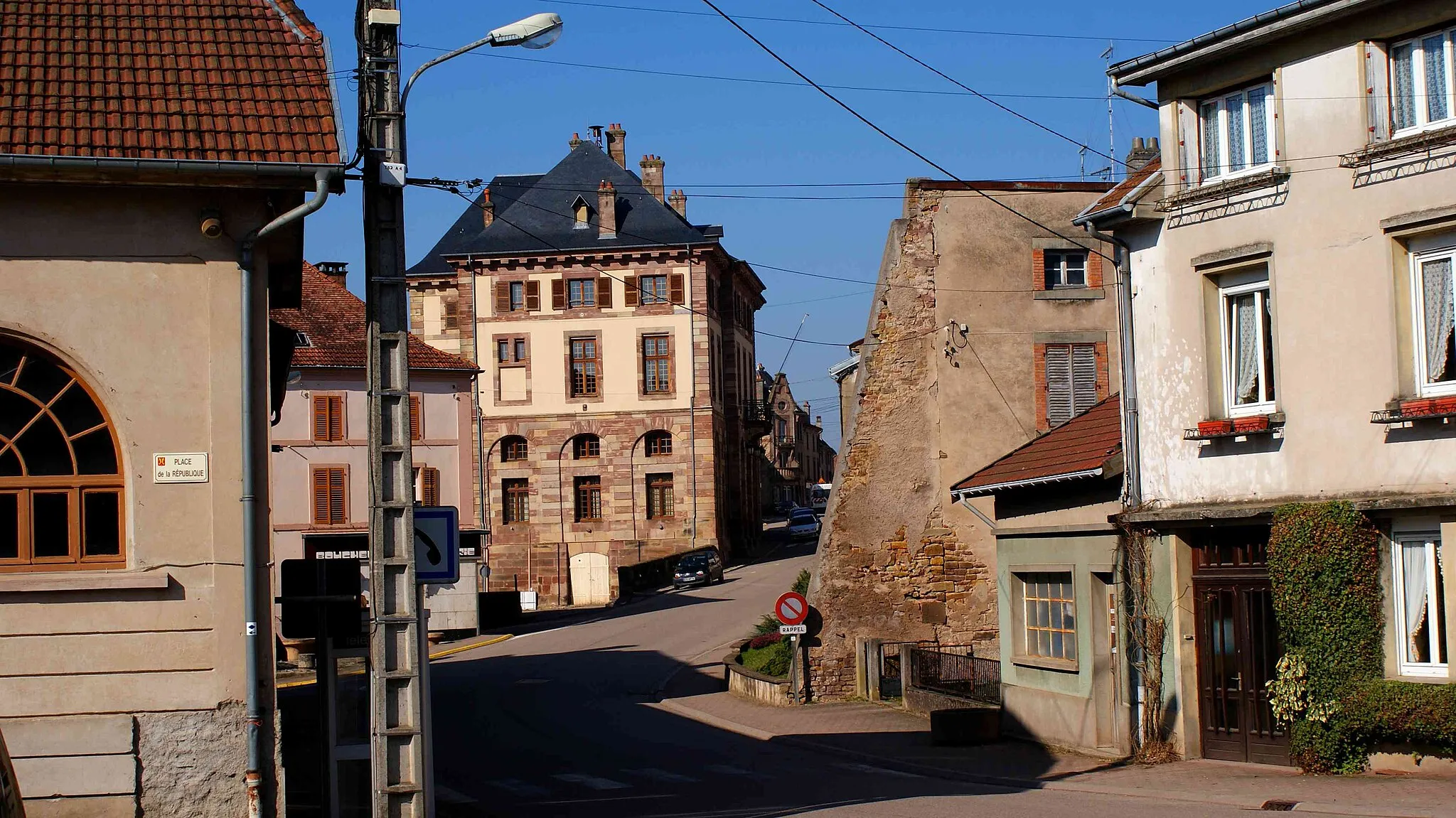 Photo showing: Mairie de Badonviller prise depuis la place du maché