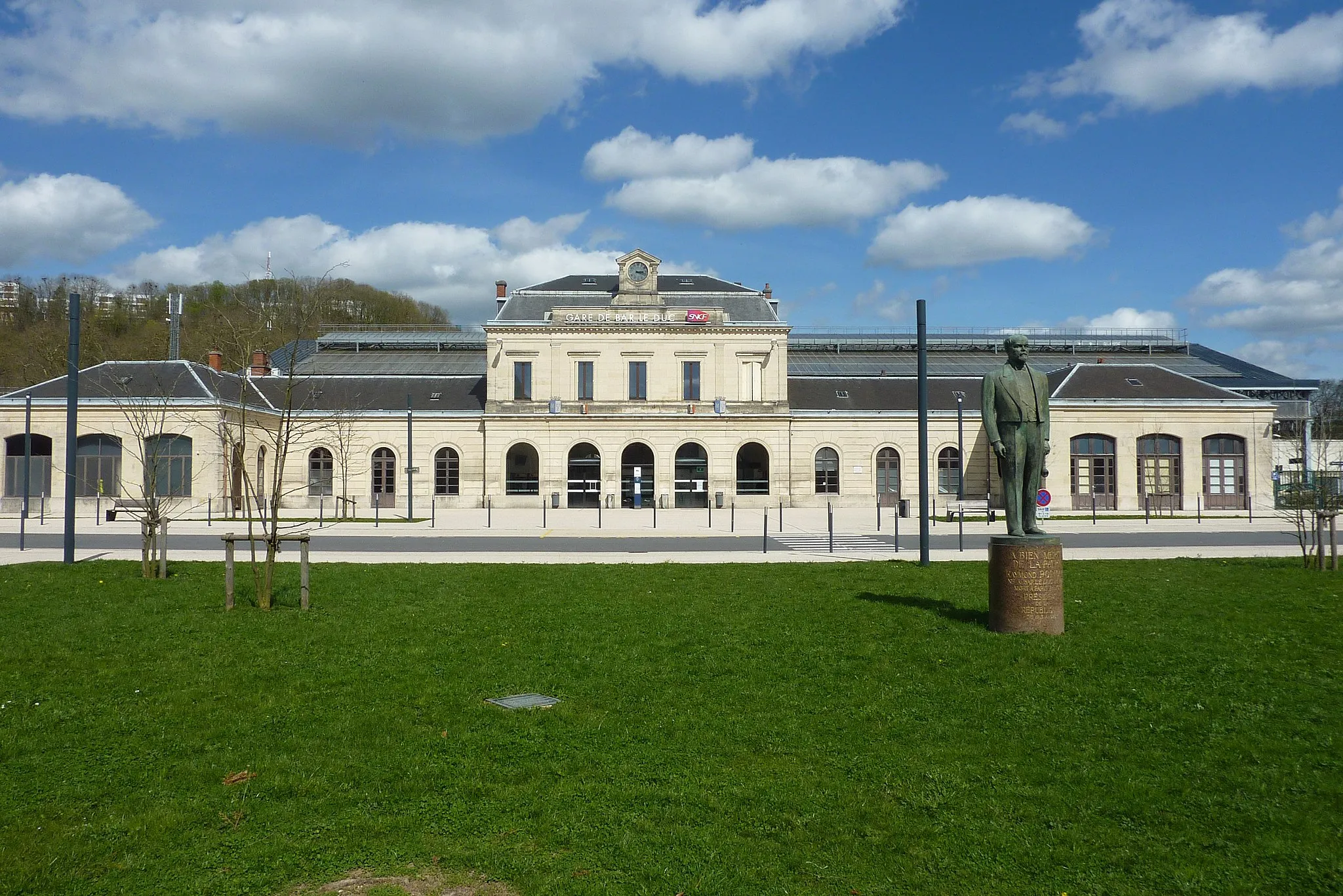 Photo showing: Gare de Bar-le-Duc avec la statue de Raymond Poincaré en premier plan.
