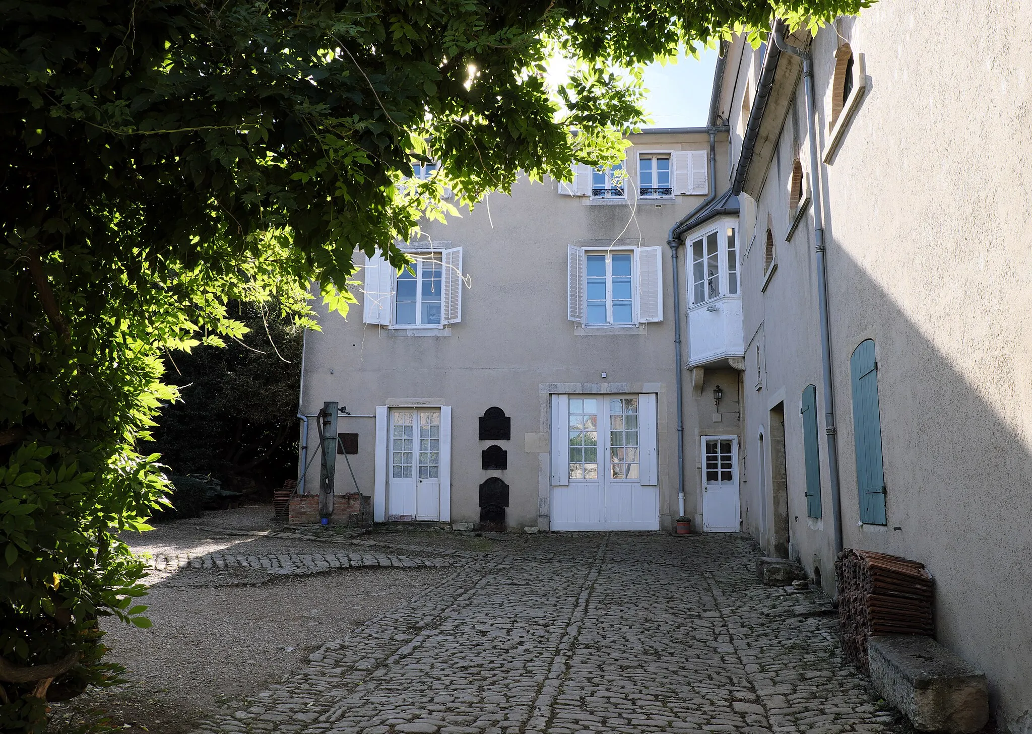 Photo showing: This building is indexed in the base Mérimée, a database of architectural heritage maintained by the French Ministry of Culture, under the reference PA00106003 .