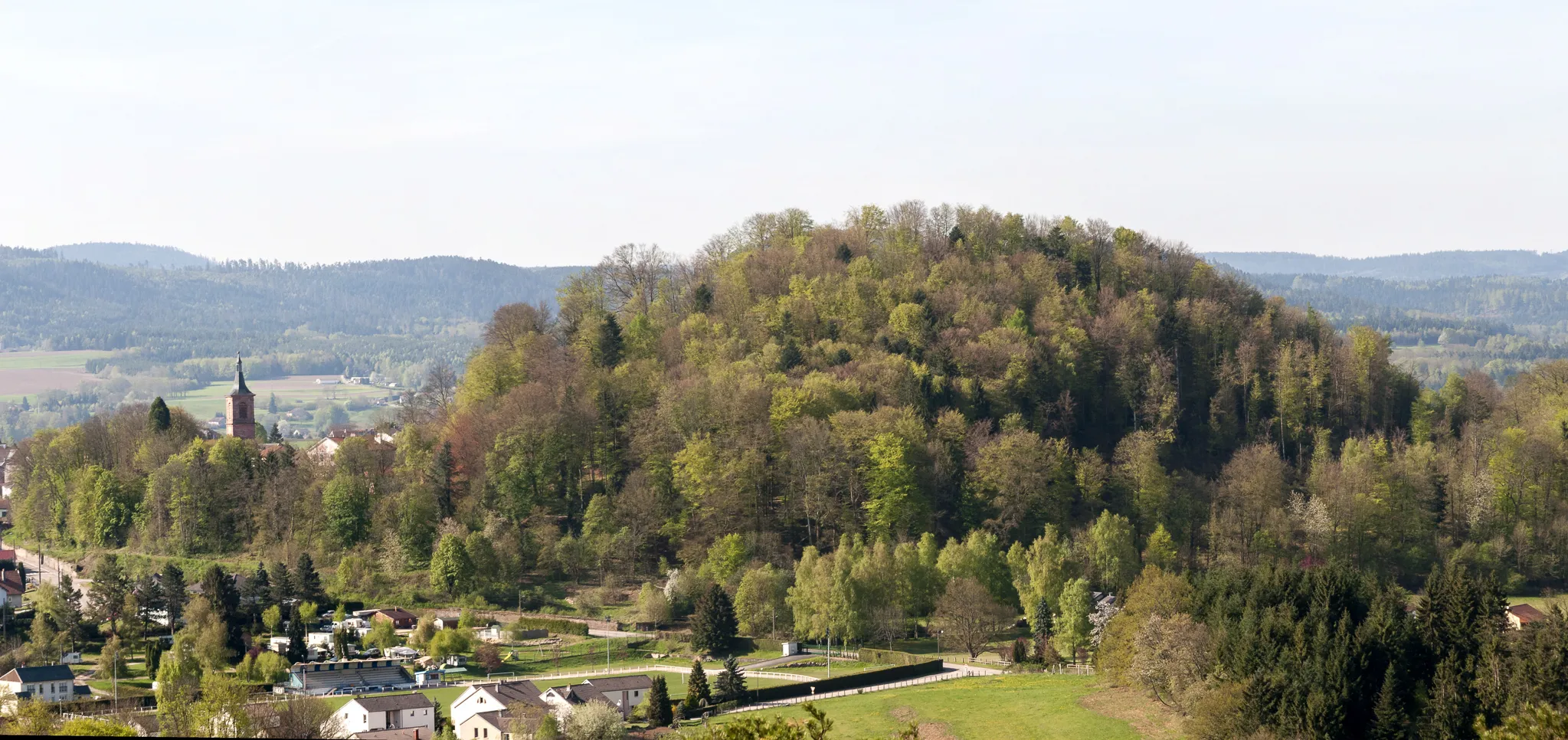 Photo showing: Bruyères dans les Vosges : vue sur la colline du Château depuis la Roche de Fouchon.