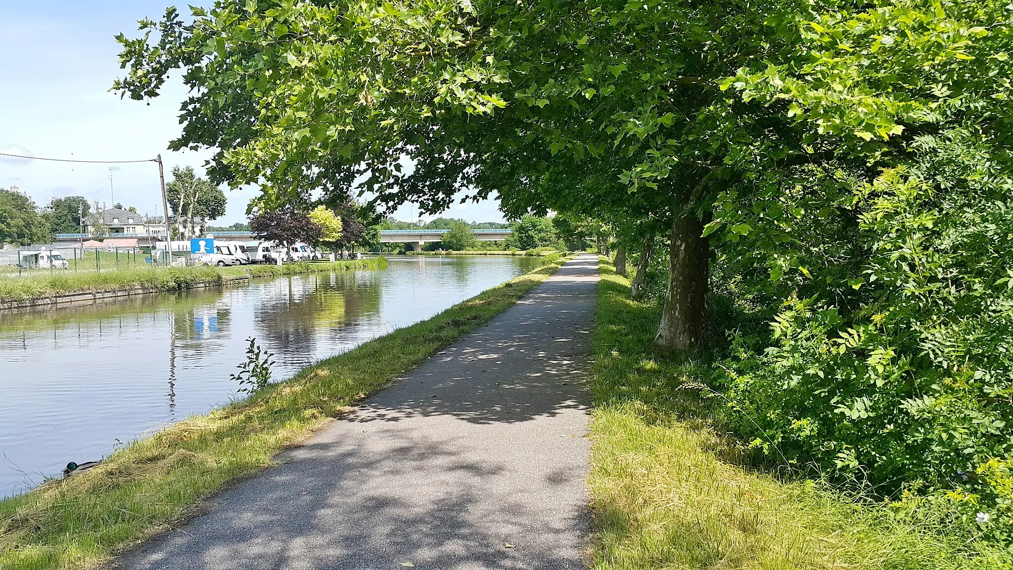 Photo showing: Le long du canal de l'Est à Charmes