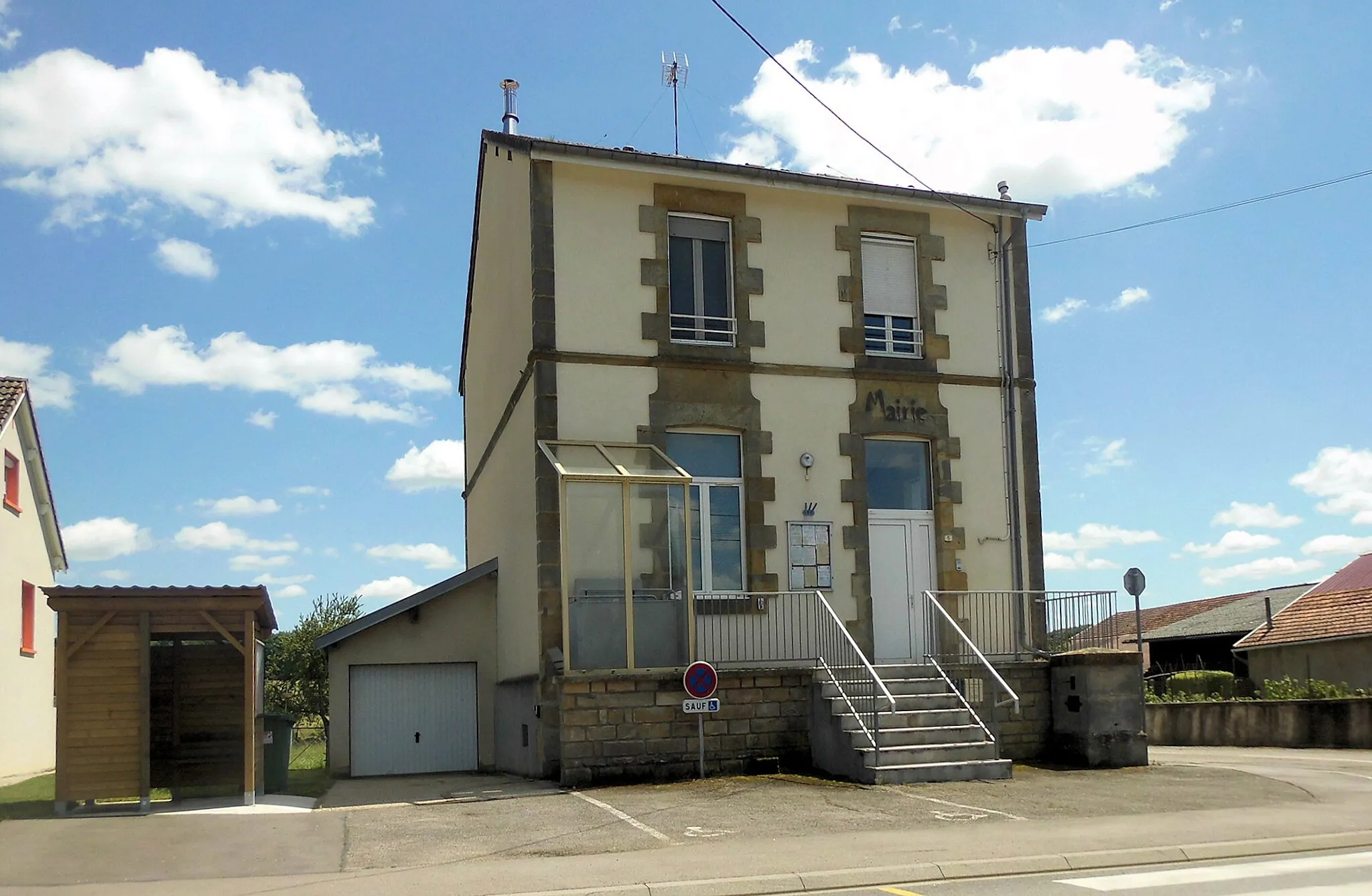 Photo showing: La mairie de Darney-aux-Chênes