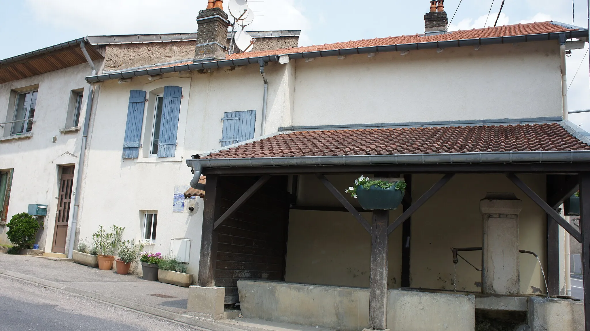 Photo showing: vue d'un lavoir  .