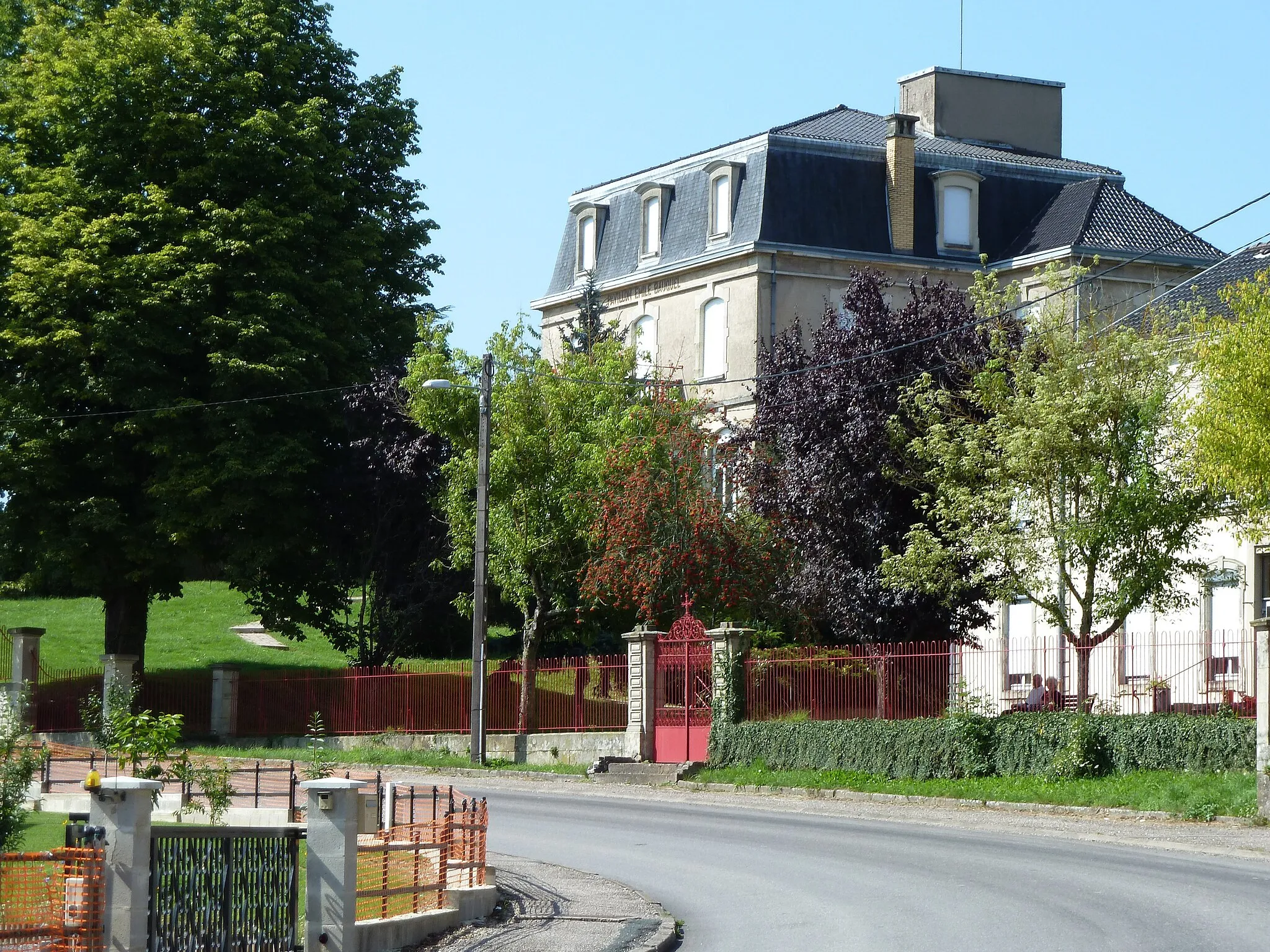 Photo showing: Cirey-sur-Vezouze "Pavillon Emile Bauquel" selon l'inscription qui figure au fronton du bâtiment lui-même (visible sur la photo). Il abrite les services administratifs de l'hôpital.