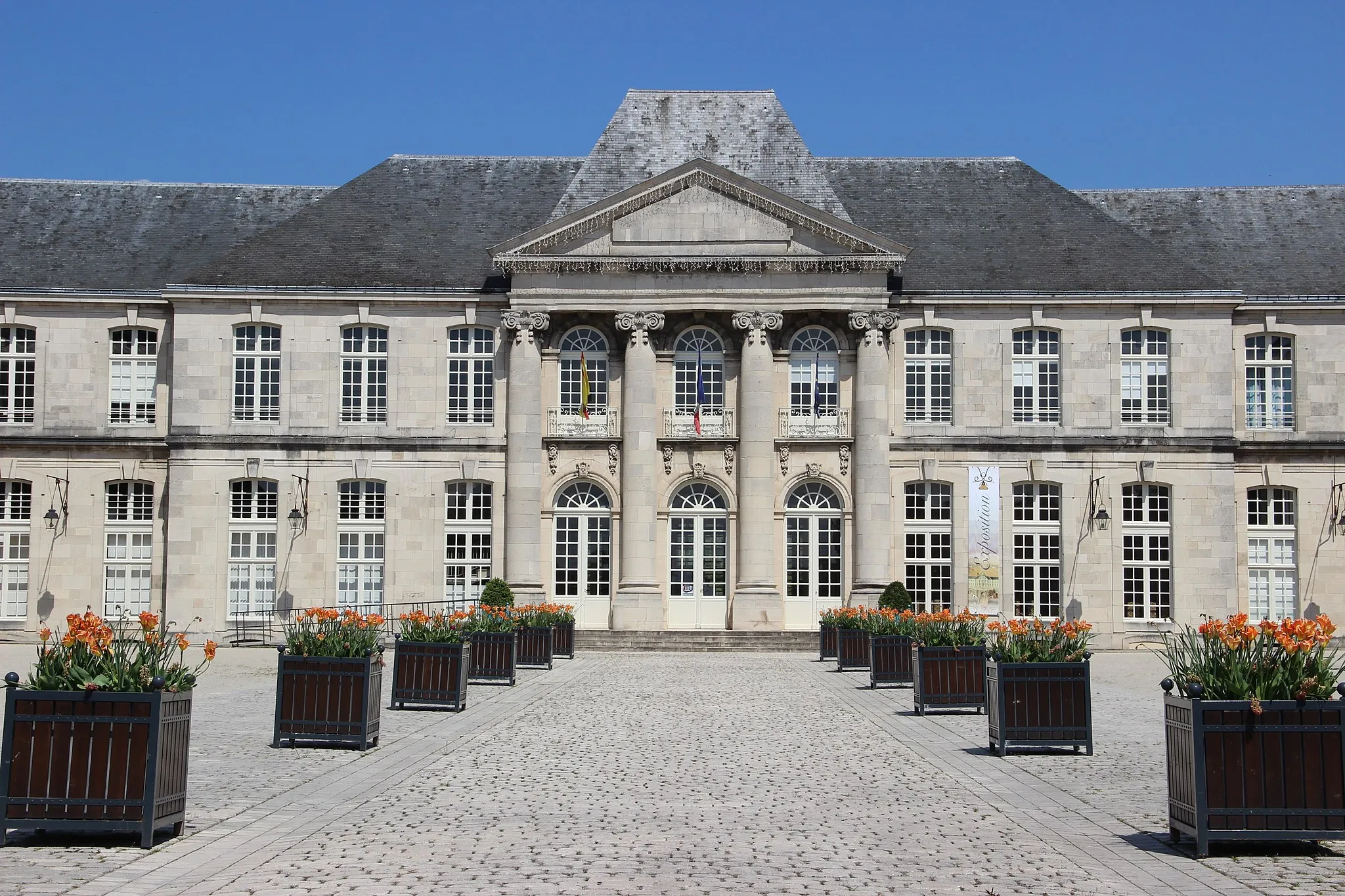 Photo showing: Façade avant du château