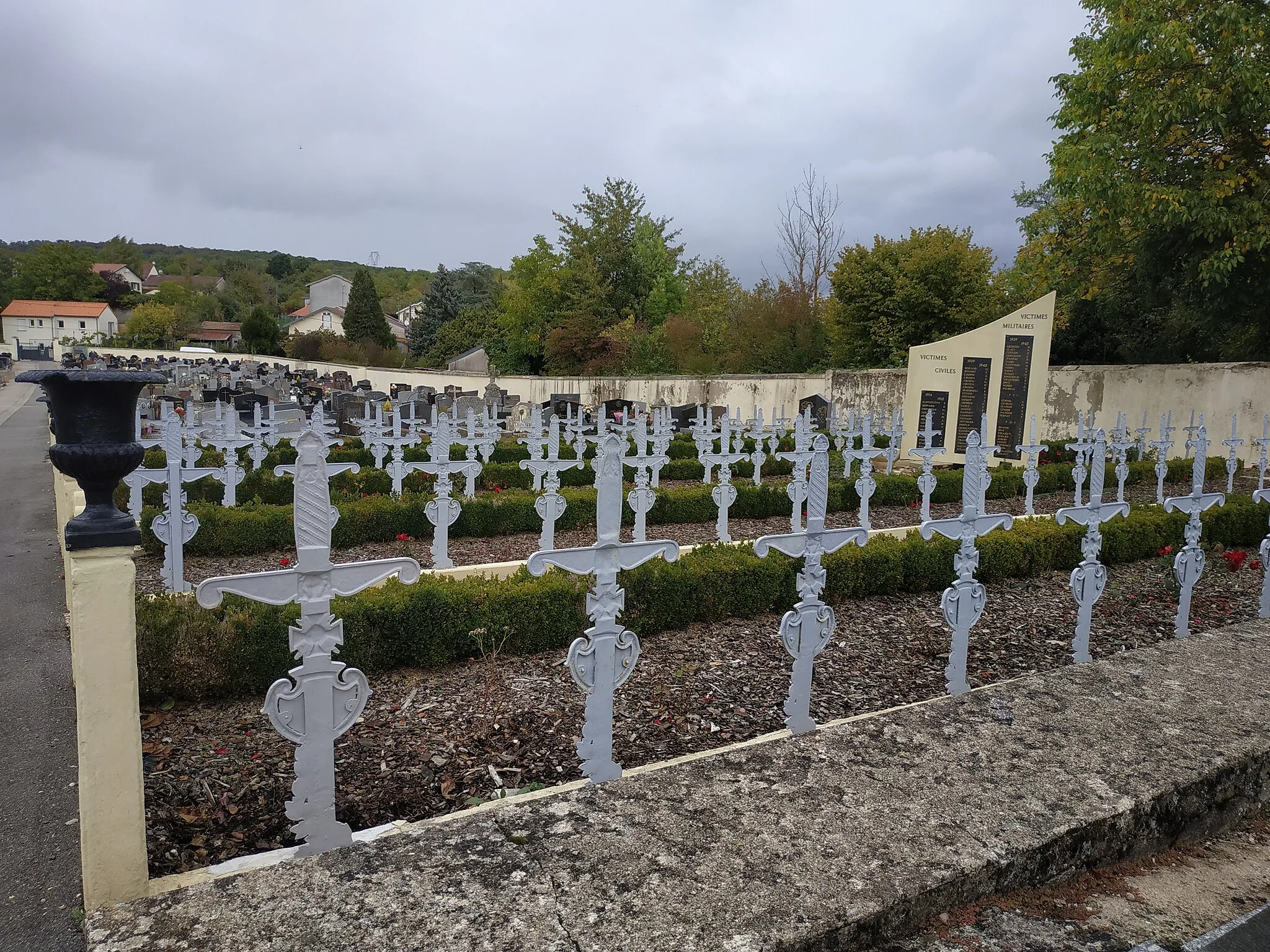 Photo showing: cimetière de Dieulouard