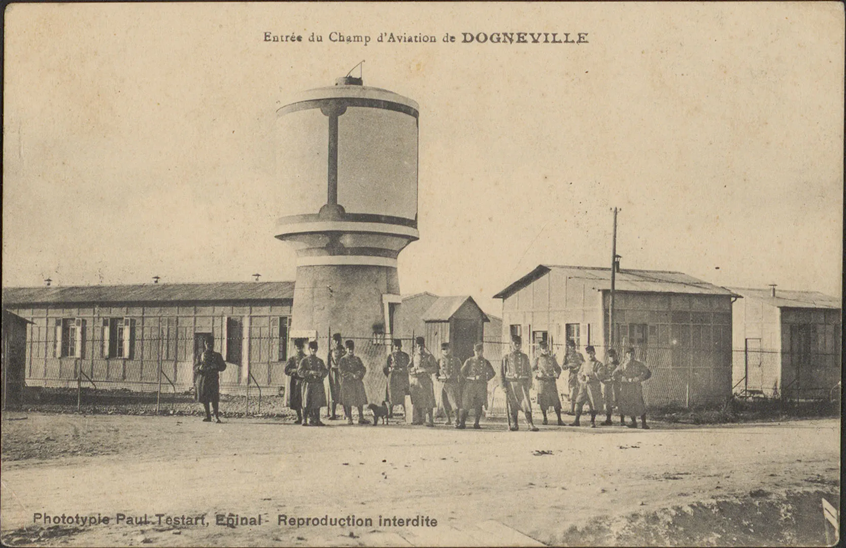Photo showing: Carte postale représentant l'entrée du champ d'aviation de Dogneville