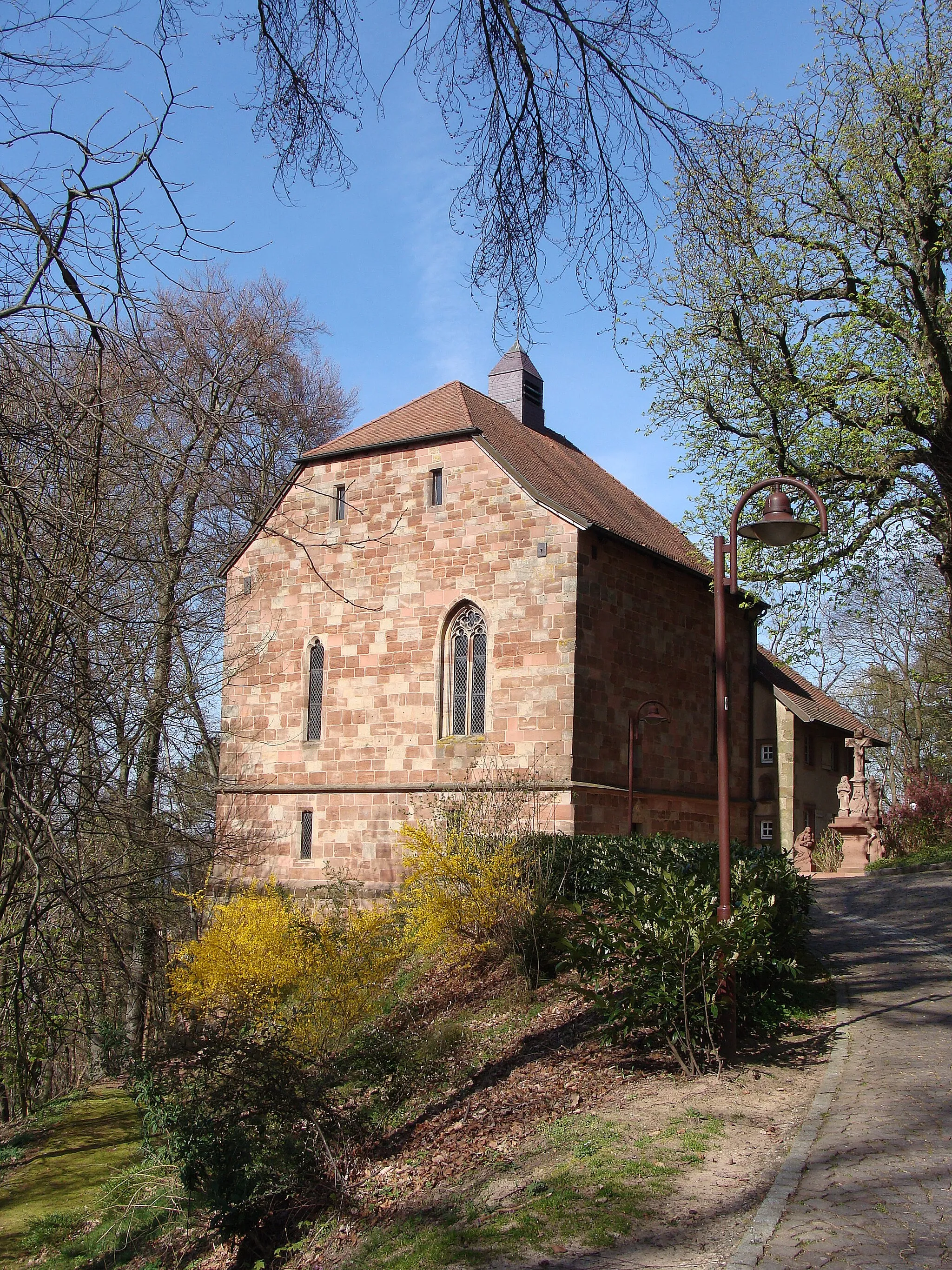 Photo showing: Chapelle gothique (XIIIe) appelée chapelle Sainte-Croix de Forbach (Moselle). Vue latérale. Avril 2014.