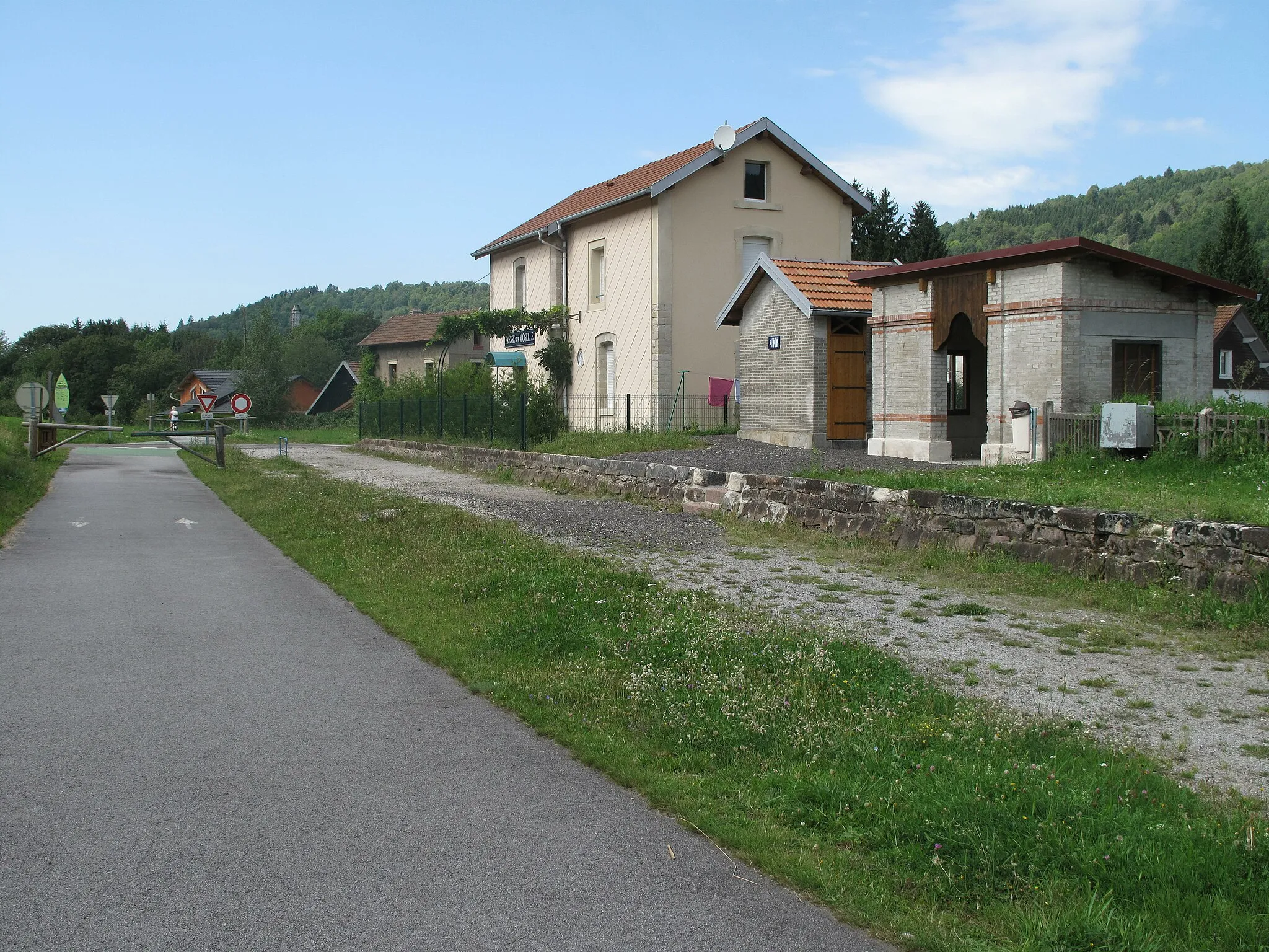 Photo showing: The bicycle trail la voie verte near the former train station of Fraisse-sur-Moselle (Vosges, France).