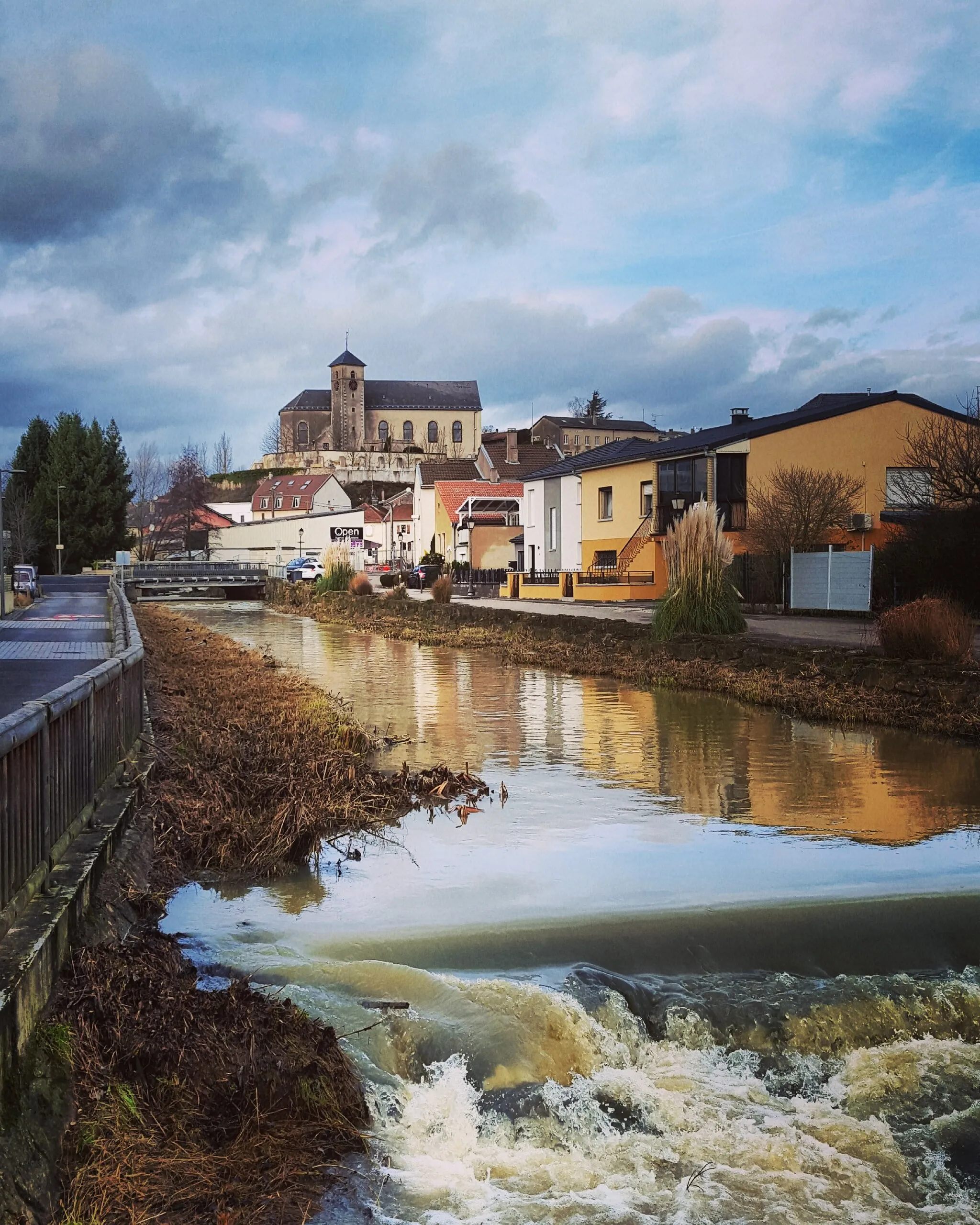 Photo showing: Rocher hill and church of Hettange-Grande from the Kissel