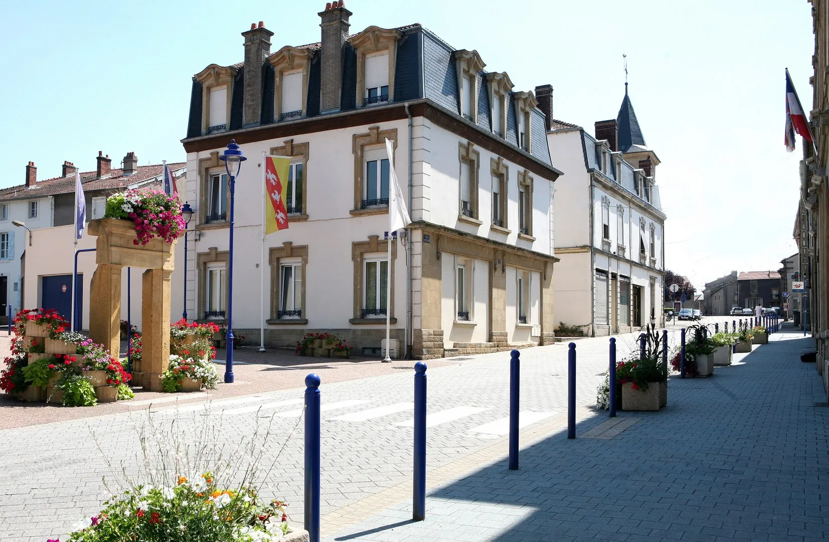 Photo showing: Face à la Mairie