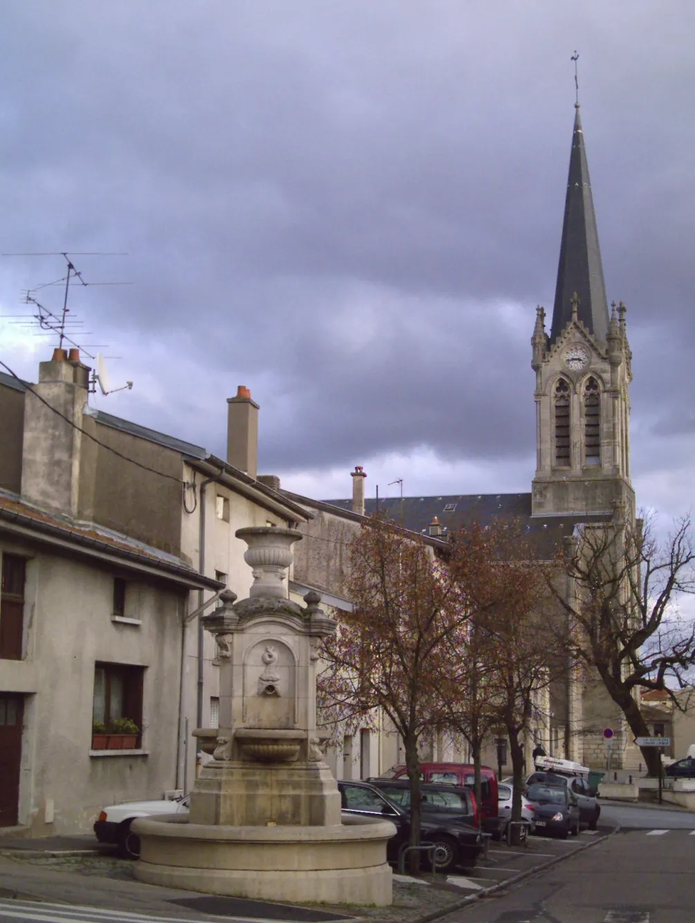 Photo showing: L'église Saint-Genès, et la fontaine de la place de la Liberté à Laxou (54), vue depuis l'angle rue du pressoir-rue Jules Ferry.