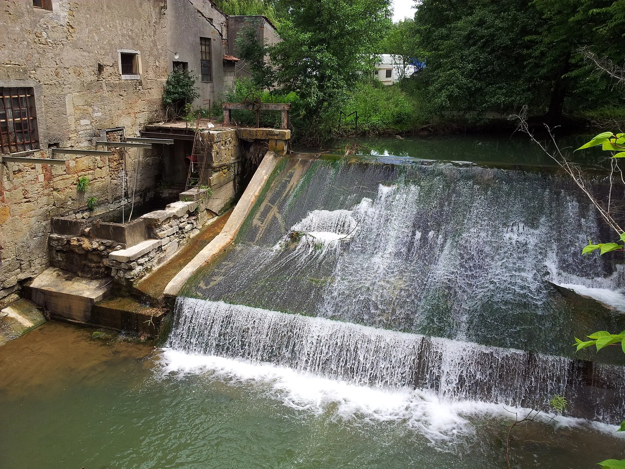 Photo showing: L'Amezule au lieu-dit Le Moulin Noir, sur la commune de Lay-Saint-Christophe, peu avant son confluent avec la Meurthe.