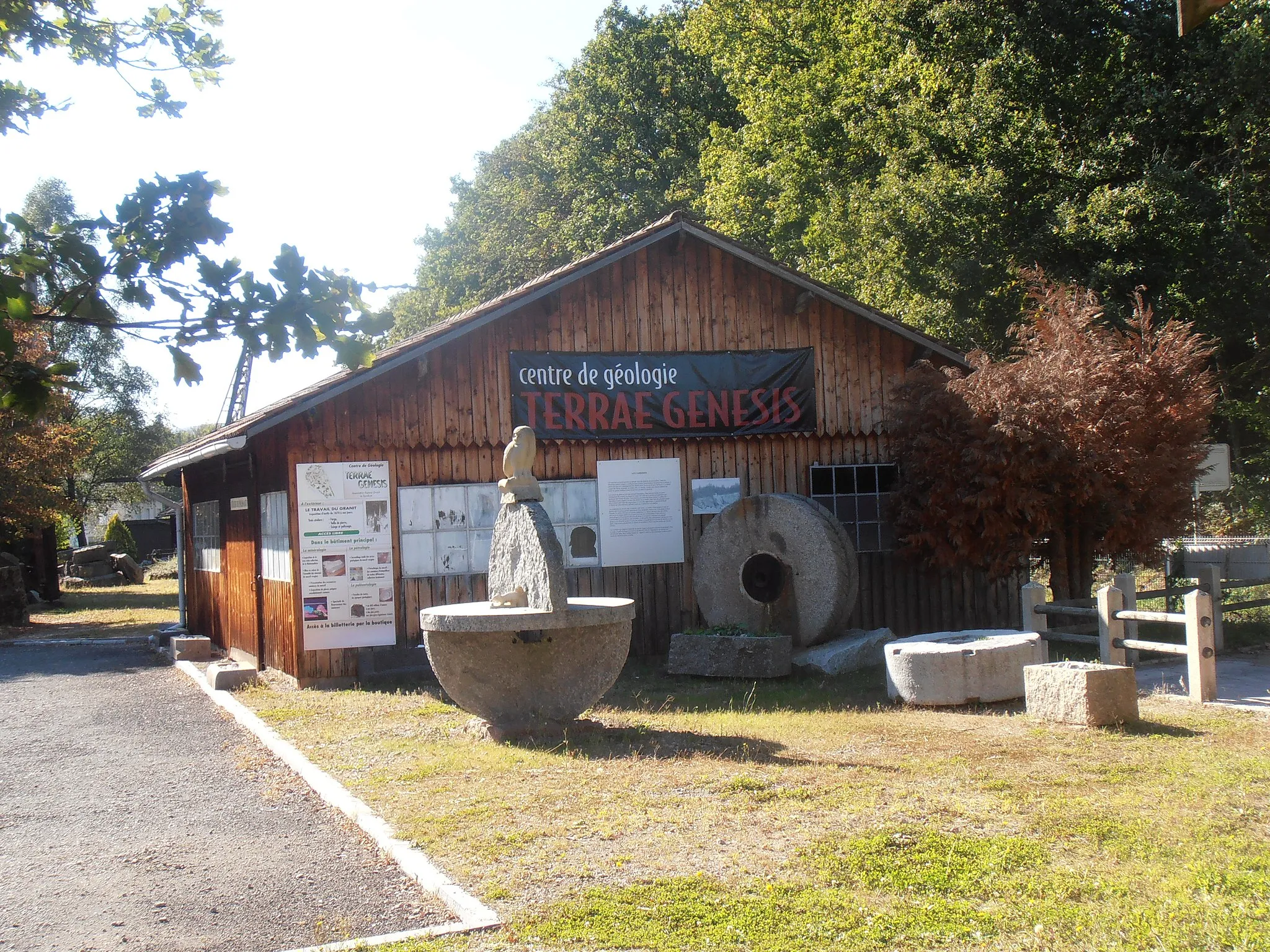 Photo showing: Vosges (France) Le Syndicat. Centre de Géologie Terrae Genesis, Association Espace Granit.
Ce centre de géologie et de minéralogie est un carrefour des savoirs et des découvertes où se croisent amateurs et professionnels. Il est composé de quatre département : minéralogie, pétrologie, paléonthologie, histoire du travail du granit.

On peut y découvrir plus de 500 fossiles dont l'empreinte d'un dinosaure vosgien, une exposition de plus de 800 roches du Massif vosgien, une collection de plus de 1500 minéraux du Monde...