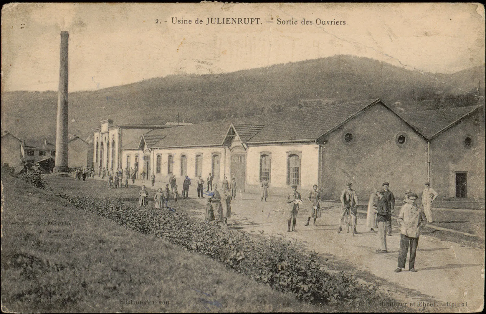 Photo showing: Carte postale n°2  Carte postale représentant la sortie des ouvriers de l'usine de Julienrupt