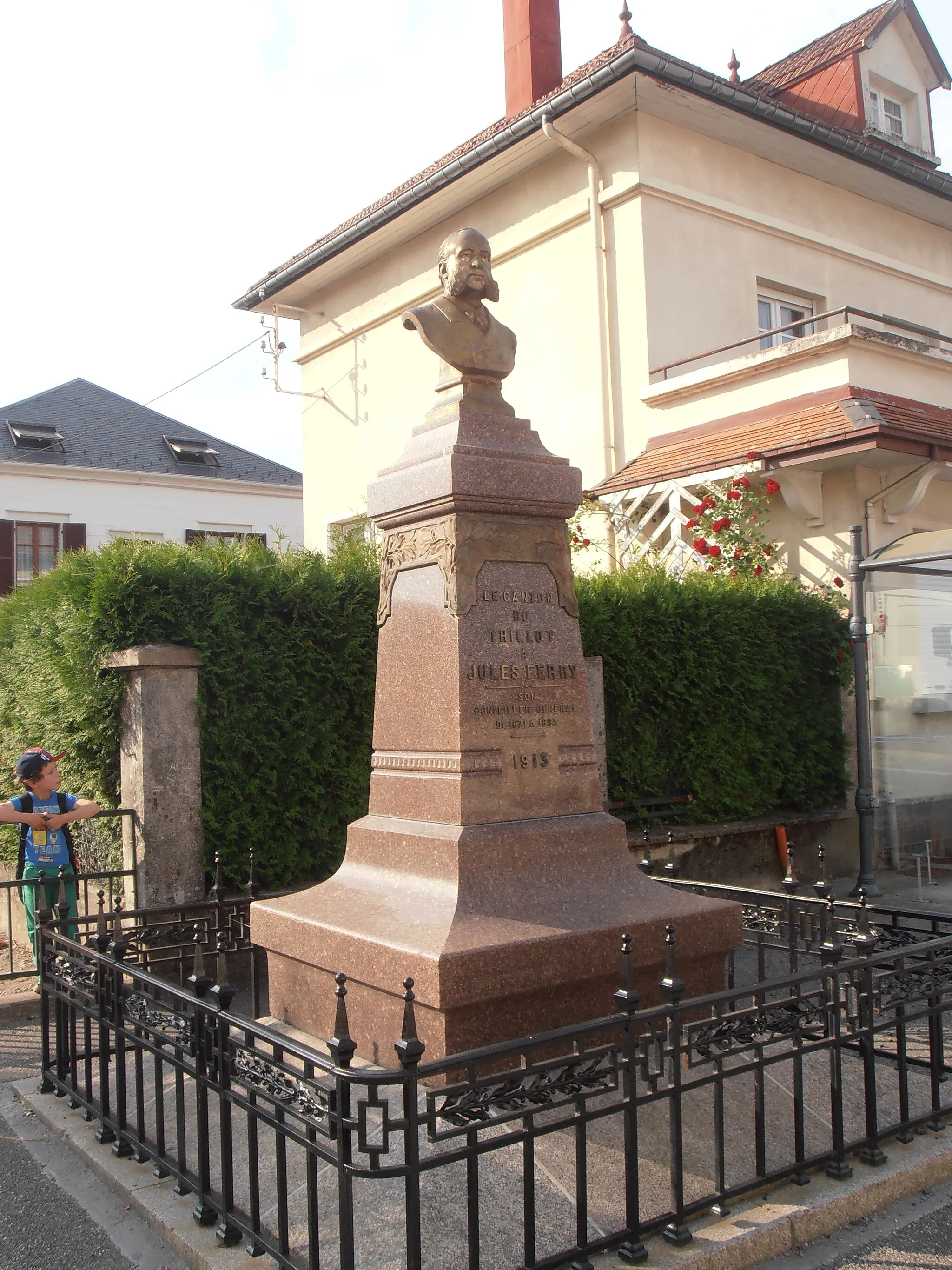 Photo showing: Vosges, Le Thillot, Stèle Jules Ferry près de l'école