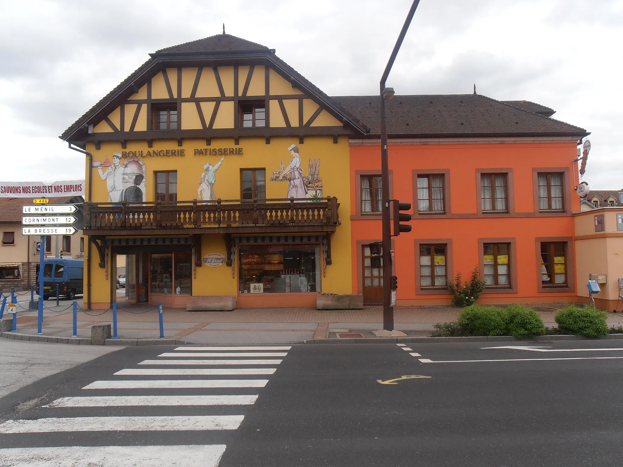 Photo showing: Vosges, Le Thillot, Façades de la rue principale, avec des peintures en trompe-l'oeil