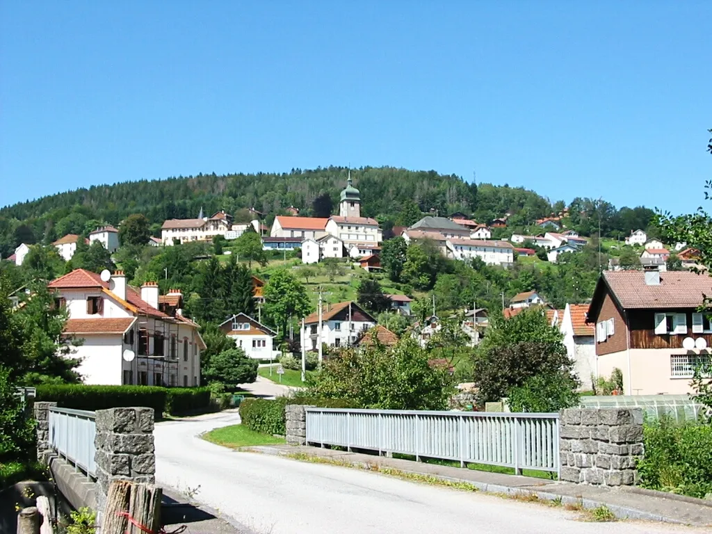 Photo showing: Le Tholy (département des Vosges, France). Vue depuis le pont sur la Cleurie.