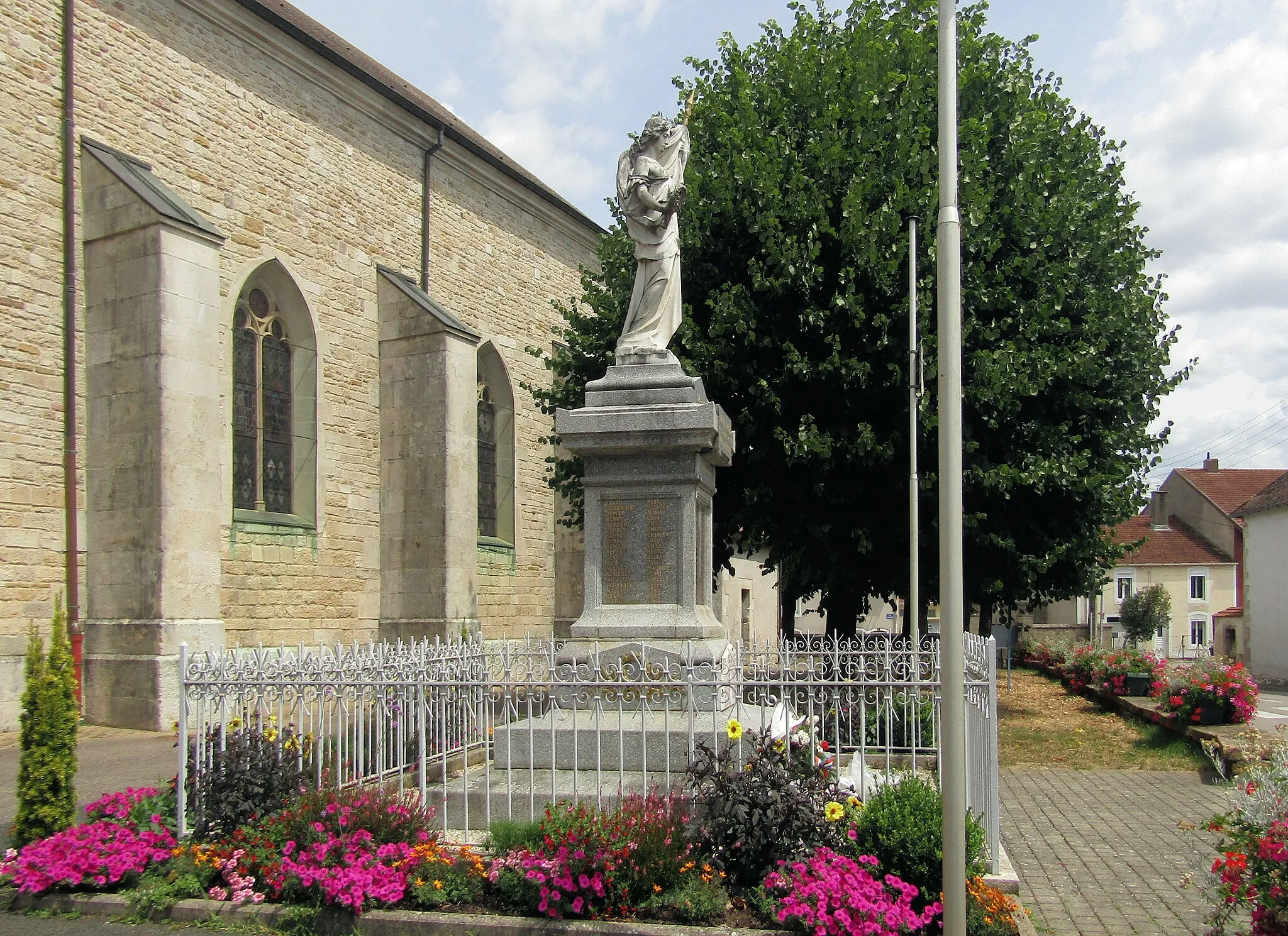 Photo showing: Le monument aux morts à Liffol-le-Grand