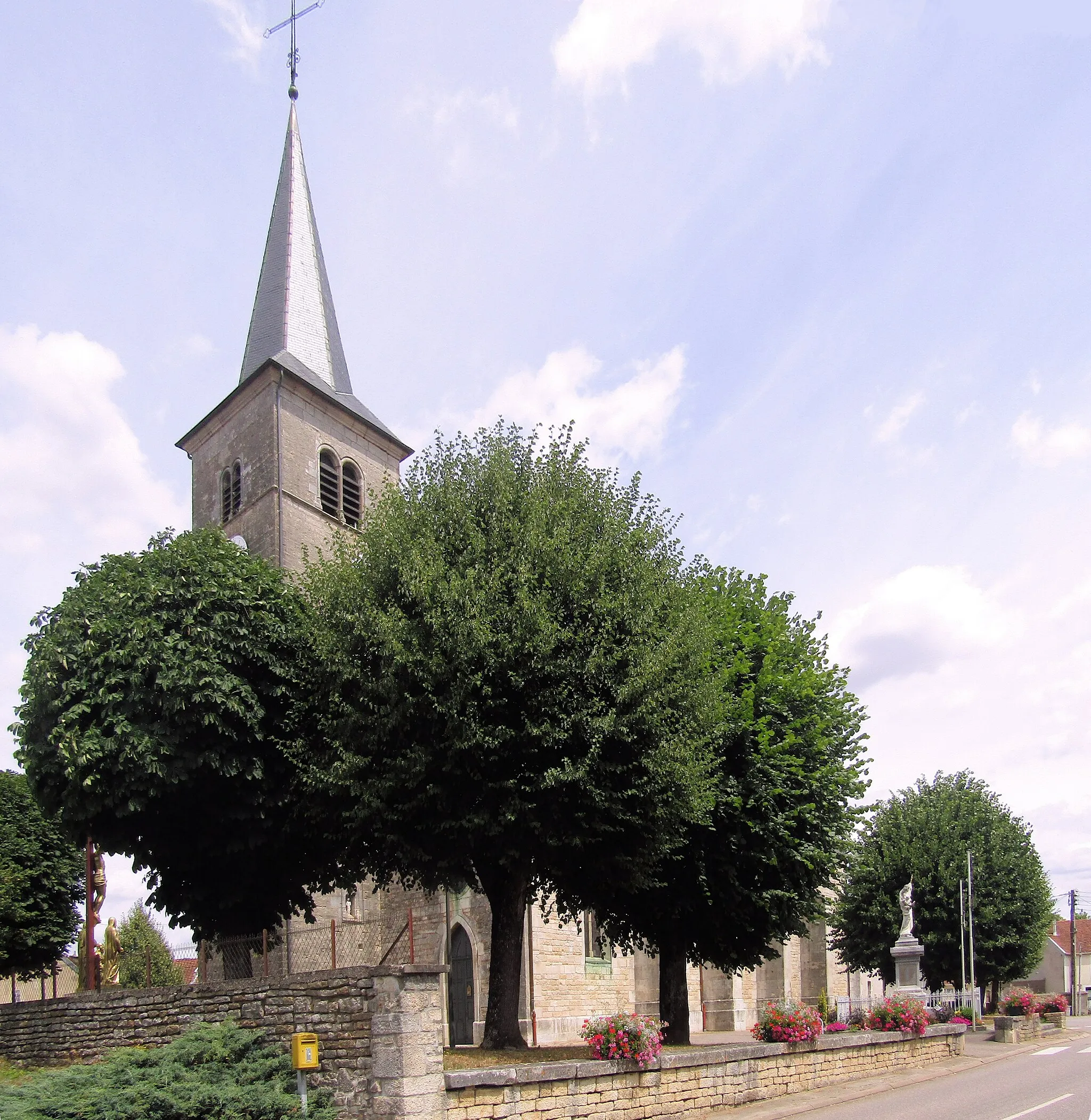 Photo showing: L'église Saint-Vincent de Liffol-le-Grand, côté sud