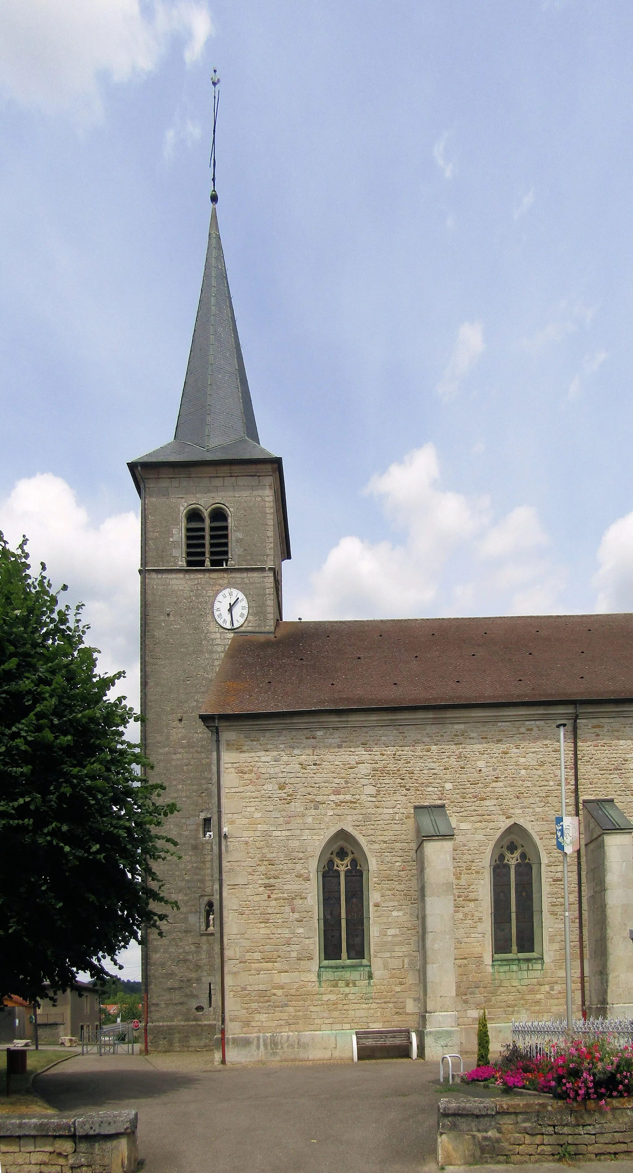 Photo showing: L'église Saint-Vincent de Liffol-le-Grand, côté sud-ouest
